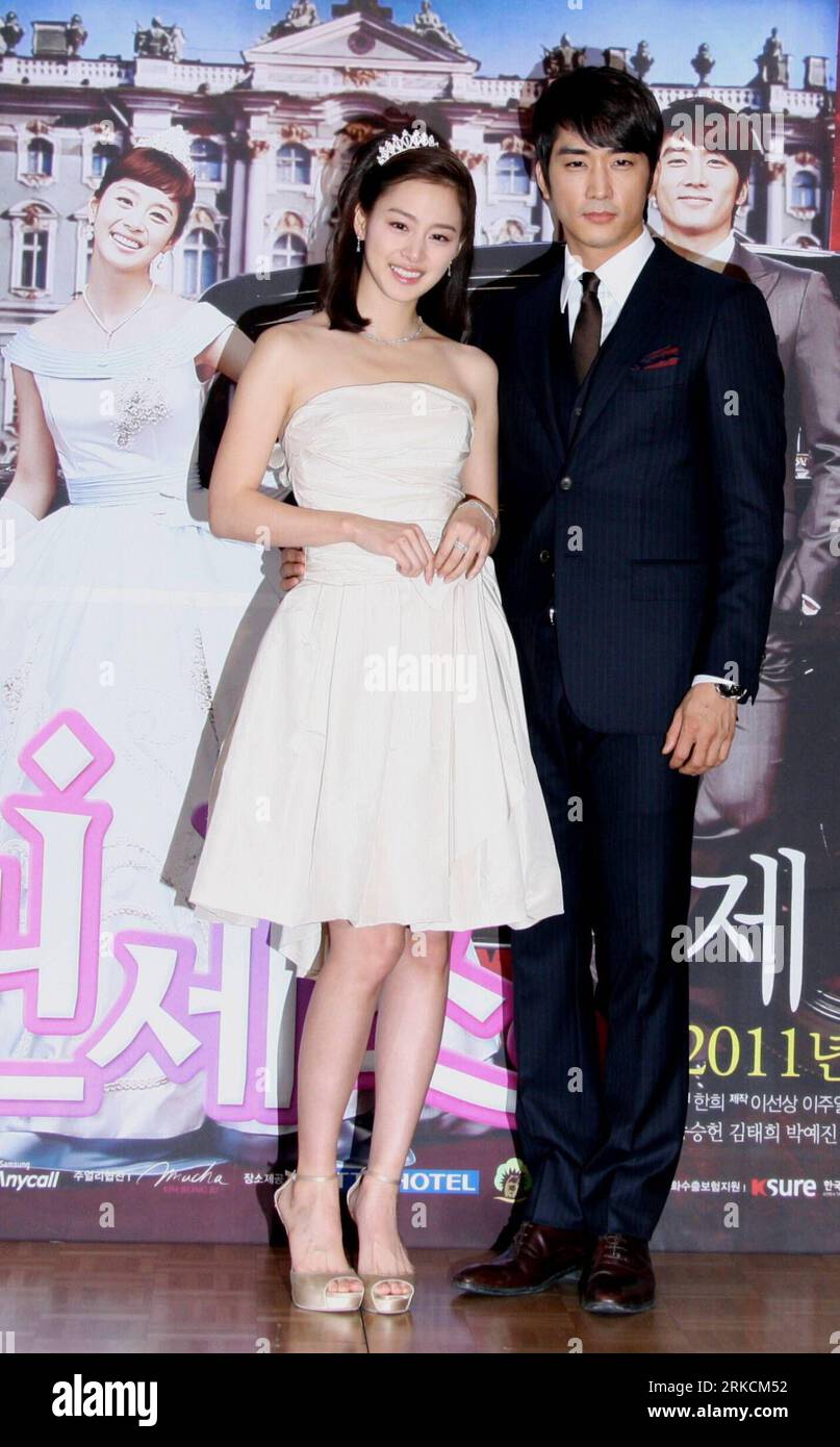 Bildnummer: 54780822  Datum: 03.01.2011  Copyright: imago/Xinhua (110103) -- SEOUL, Jan. 3, 2011 (Xinhua) -- South Korean actress Kim Tae Hee and actor Song Seung Hun take parts in a preview event of the new TV series My Princess in Seoul, South Korea, Jan. 3, 2011. My Princess will be on show since Jan. 5, 2011. (Xinhua/He Lulu) (yc) SOUTH KOREA-SEOUL-TV SERIES PUBLICATIONxNOTxINxCHN Entertainment People Film TV kbdig xsp 2011 hoch     Bildnummer 54780822 Date 03 01 2011 Copyright Imago XINHUA  Seoul Jan 3 2011 XINHUA South Korean actress Kim Tae Hee and Actor Song Seung HUN Take Parts in a P Stock Photo