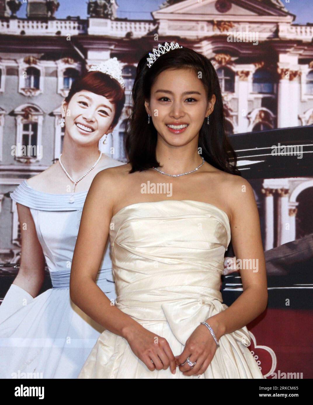 Bildnummer: 54780824  Datum: 03.01.2011  Copyright: imago/Xinhua (110103) -- SEOUL, Jan. 3, 2011 (Xinhua) -- South Korean actress Kim Tae Hee takes part in a preview event of the new TV series My Princess in Seoul, South Korea, Jan. 3, 2011. My Princess will be on show since Jan. 5, 2011. (Xinhua/He Lulu) (yc) SOUTH KOREA-SEOUL-TV SERIES PUBLICATIONxNOTxINxCHN Entertainment People Film TV kbdig xsp 2011 hoch     Bildnummer 54780824 Date 03 01 2011 Copyright Imago XINHUA  Seoul Jan 3 2011 XINHUA South Korean actress Kim Tae Hee Takes Part in a Preview Event of The New TV Series My Princess in S Stock Photo
