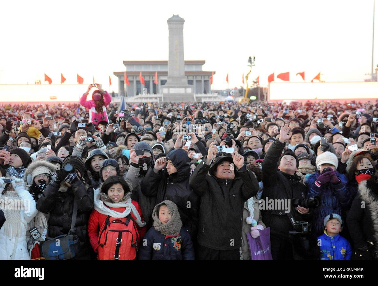 Bildnummer: 54781184  Datum: 01.01.2011  Copyright: imago/Xinhua (110101) -- BEIJING, Jan. 1, 2011 (Xinhua) -- watch the first flag raising ceremony of 2011 in the Tian anmen Square in Beijing, capital of China, Jan. 1, 2010. Over 10,000 gathered in the square to witness the first flag raising ceremony in the year of 2011. (Xinhua/Tang Zhaoming) (cxy) CHINA-BEIJING-NEW YEAR-FLAG RAISING CEREMONY (CN) PUBLICATIONxNOTxINxCHN Gesellschaft Neujahr kbdig xsk 2011 quer o0 Tiananmen, Platz des Himmlischen Friedens, Fahnenappell, Menschenmenge, Totale    Bildnummer 54781184 Date 01 01 2011 Copyright I Stock Photo