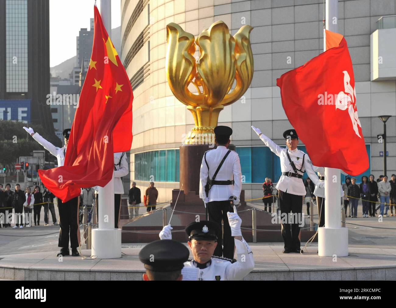 Bildnummer: 54781188  Datum: 01.01.2011  Copyright: imago/Xinhua (110101) -- HONG KONG, Jan. 1, 2011 (Xinhua) -- Photo taken on Jan. 1, 2011 shows the flag raising ceremony in the Golden Bauhinia Square in Hong Kong, south China. (Xinhua/Huang Xiaoyong) (cxy) CHINA-HONG KONG-NEW YEAR-FLAG RAISING CEREMONY (CN) PUBLICATIONxNOTxINxCHN Gesellschaft Neujahr kbdig xsk 2011 quer  o0 Hongkong, Fahnenappell, Fahne, Nationalfahne    Bildnummer 54781188 Date 01 01 2011 Copyright Imago XINHUA  Hong Kong Jan 1 2011 XINHUA Photo Taken ON Jan 1 2011 Shows The Flag Raising Ceremony in The Golden Bauhinia Squ Stock Photo