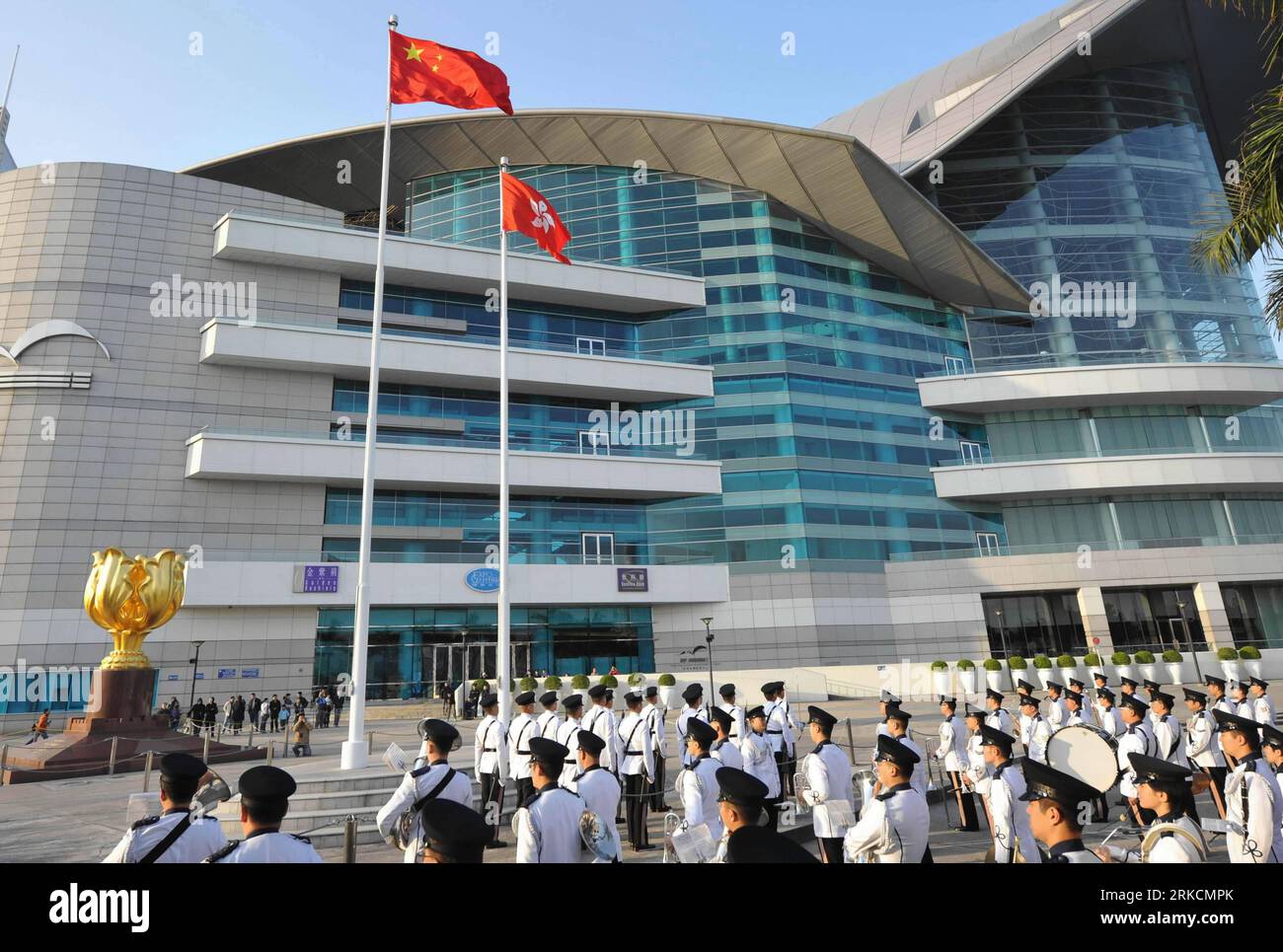 Bildnummer: 54781190  Datum: 01.01.2011  Copyright: imago/Xinhua (110101) -- HONG KONG, Jan. 1, 2011 (Xinhua) -- Photo taken on Jan. 1, 2011 shows the flag raising ceremony in the Golden Bauhinia Square in Hong Kong, south China. (Xinhua/Huang Xiaoyong) (cxy) CHINA-HONG KONG-NEW YEAR-FLAG RAISING CEREMONY (CN) PUBLICATIONxNOTxINxCHN Gesellschaft Neujahr kbdig xsk 2011 quer  o0 Hongkong, Fahnenappell, Fahne, Nationalfahne    Bildnummer 54781190 Date 01 01 2011 Copyright Imago XINHUA  Hong Kong Jan 1 2011 XINHUA Photo Taken ON Jan 1 2011 Shows The Flag Raising Ceremony in The Golden Bauhinia Squ Stock Photo