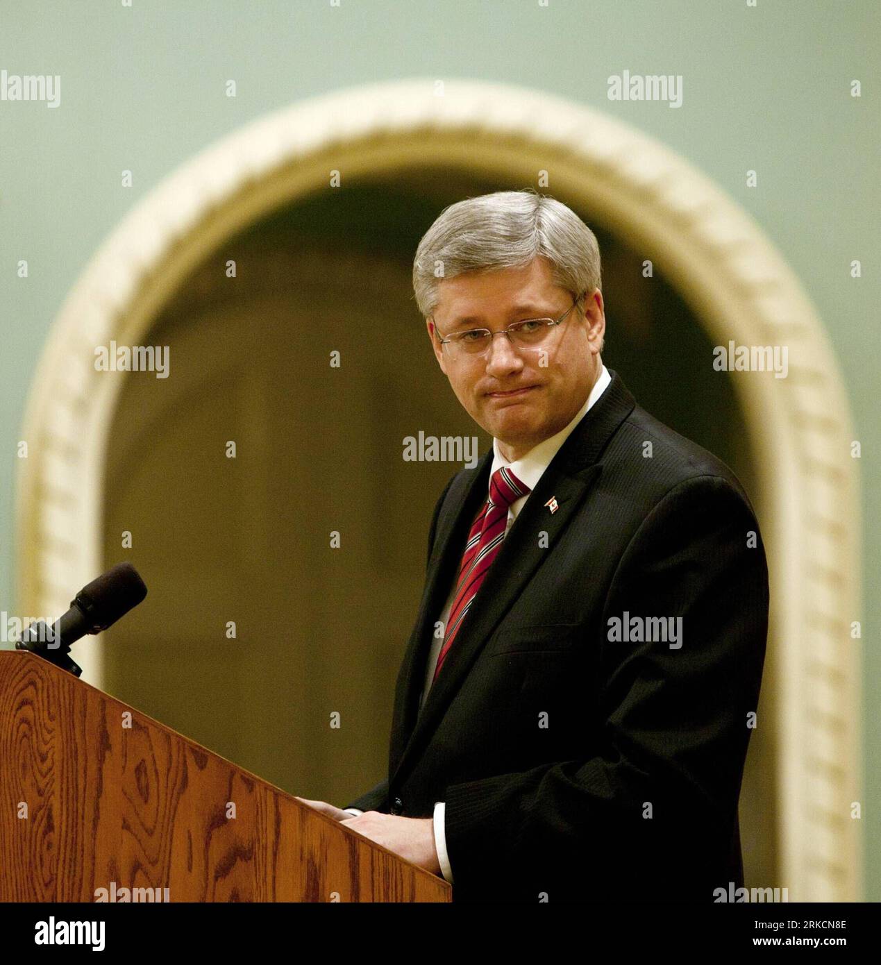 Bildnummer: 54784186  Datum: 04.01.2011  Copyright: imago/Xinhua (110105) -- OTTAWA, Jan. 5, 2011 (Xinhua) -- Canada s Prime Minister Stephen Harper speaks during a news conference following a cabinet shuffle at Rideau Hall in Ottawa, Ontario, Canada, Jan. 4, 2011.   (Xinhua/ Christopher Pike) (msq) CANADA-POLITICS-CABINET PUBLICATIONxNOTxINxCHN People Politik kbdig xkg 2011 quadrat premiumd o0 Minister, Kabinett    Bildnummer 54784186 Date 04 01 2011 Copyright Imago XINHUA  Ottawa Jan 5 2011 XINHUA Canada S Prime Ministers Stephen Harper Speaks during a News Conference following a Cabinet shu Stock Photo