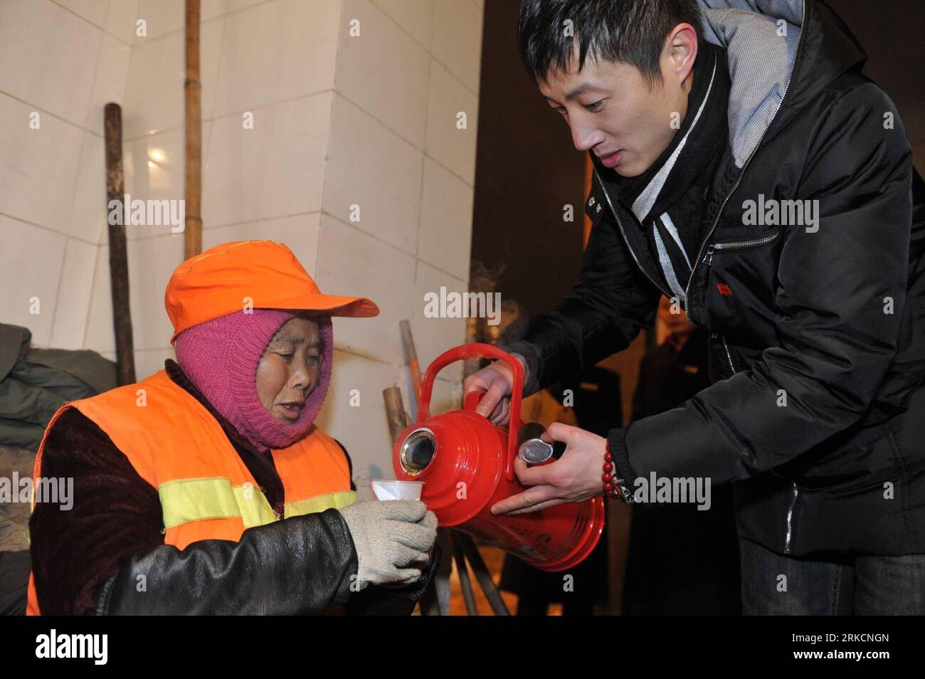 Bildnummer: 54786309  Datum: 05.01.2011  Copyright: imago/Xinhua (110105) -- GUIYANG, Jan. 5, 2011 (Xinhua) -- A volunteer sends hot ginger water to a sanitation worker in Guiyang, southwest China s Guizhou Province, Jan. 5, 2011. Hot ginger water was sent by volunteers to who worked under the freezing weather . (Xinhua/Ou Dongqu) (wyo) CHINA-GUIZHOU-FREEZING WEATHER-VOLUNTEER (CN) PUBLICATIONxNOTxINxCHN Gesellschaft Jahreszeit Winter kbdig xsk 2011 quer  o0 Kälte, Heißgetränk, Tee, Ingwer, Ingwertee    Bildnummer 54786309 Date 05 01 2011 Copyright Imago XINHUA  Guiyang Jan 5 2011 XINHUA a Vol Stock Photo