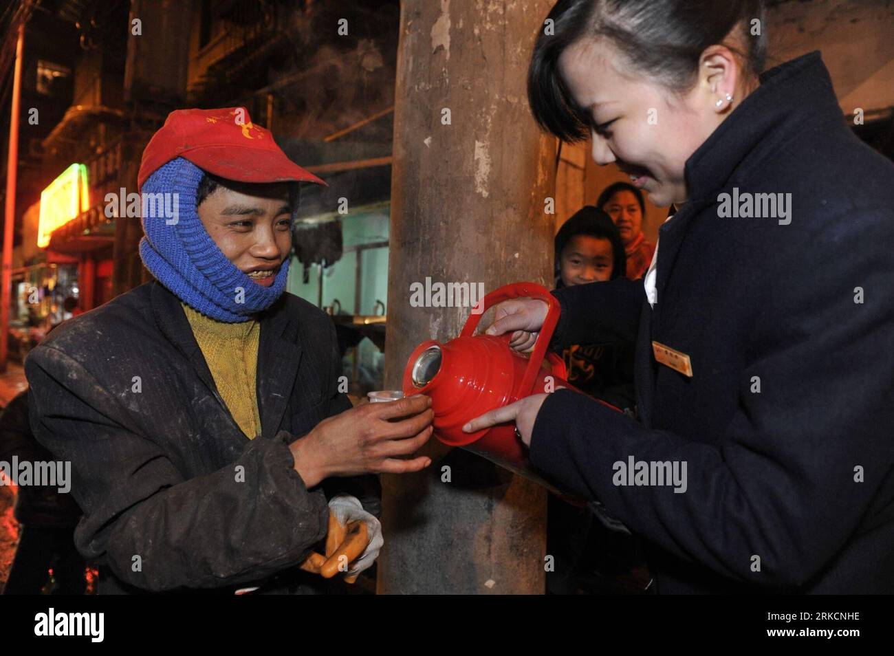 Bildnummer: 54786310  Datum: 05.01.2011  Copyright: imago/Xinhua (110105) -- GUIYANG, Jan. 5, 2011 (Xinhua) -- A volunteer sends hot ginger water to a sanitation worker in Guiyang, southwest China s Guizhou Province, Jan. 5, 2011. Hot ginger water was sent by volunteers to who worked under the freezing weather . (Xinhua/Ou Dongqu) (wyo) CHINA-GUIZHOU-FREEZING WEATHER-VOLUNTEER (CN) PUBLICATIONxNOTxINxCHN Gesellschaft Jahreszeit Winter kbdig xsk 2011 quer  o0 Kälte, Heißgetränk, Tee, Ingwer, Ingwertee    Bildnummer 54786310 Date 05 01 2011 Copyright Imago XINHUA  Guiyang Jan 5 2011 XINHUA a Vol Stock Photo