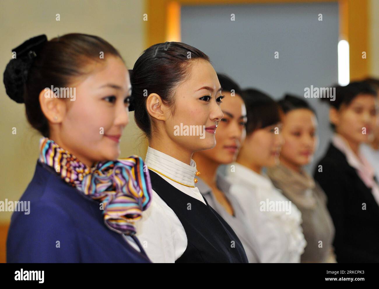 Bildnummer: 54793193  Datum: 08.01.2011  Copyright: imago/Xinhua (110108) -- XIAMEN, Jan. 8, 2011 (Xinhua) -- Job applicants stand during an interview at the Xiamen Airlines in Xiamen, southeast China s Fujian Province, Jan. 8, 2011. Xiamen Airlines started a nationwide recruitment looking for 400 cabin crew on Saturday, attracting many applicants. The recruitment tour would be held in eight Chinese cities. (Xinhua/Wei Peiquan) (zhs) CHINA-XIAMEN-AIRLINES-RECRUIT (CN) PUBLICATIONxNOTxINxCHN Wirtschaft kbdig xkg 2011 quer  o0 Flugbegleiter, Flugbegleiterin, Rekrutierung, Einstellung, Einstellun Stock Photo
