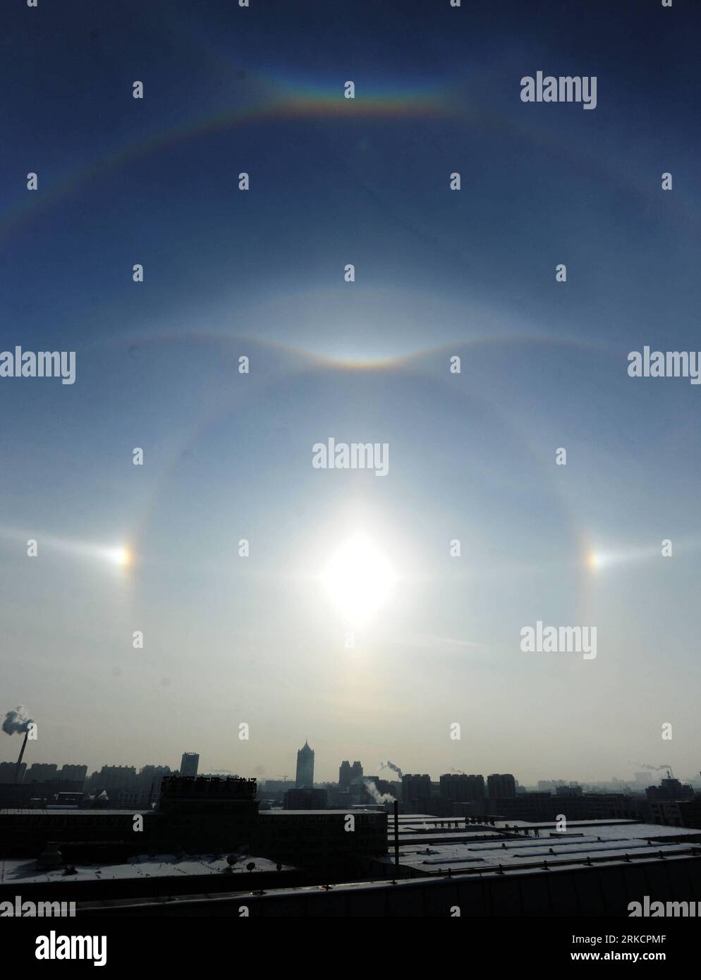 Bildnummer: 54793121  Datum: 08.01.2011  Copyright: imago/Xinhua (110108) -- CHANGCHUN, Jan. 8, 2011 (Xinhua) -- A parhelion (sundog) combined with a halo is seen in Changchun, capital of northeast China s Jilin Province, Jan. 8, 2011. The weather phenomenon is created by ice crystals in the atmosphere during a cold weather period. (Xinhua/Wang Haofei) (lb) CHINA-JILIN-CHANGCHUN-NATURE PHENOMENON-PARHELION (CN) PUBLICATIONxNOTxINxCHN Gesellschaft Naturphänomen premiumd Aufmacher kbdig xkg 2011 hoch  o0 Nebensonne, Nebensonnen, Parhelia, Wetterphänomen, Gegenlicht    Bildnummer 54793121 Date 08 Stock Photo
