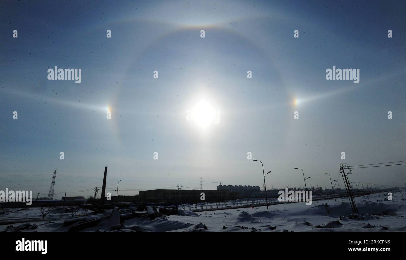 Bildnummer: 54793118  Datum: 08.01.2011  Copyright: imago/Xinhua (110108) -- CHANGCHUN, Jan. 8, 2011 (Xinhua) -- A parhelion (sundog) combined with a halo is seen in Changchun, capital of northeast China s Jilin Province, Jan. 8, 2011. The weather phenomenon is created by ice crystals in the atmosphere during a cold weather period. (Xinhua/Wang Haofei) (lb) CHINA-JILIN-CHANGCHUN-NATURE PHENOMENON-PARHELION (CN) PUBLICATIONxNOTxINxCHN Gesellschaft Naturphänomen premiumd Aufmacher kbdig xkg 2011 quer  o0 Nebensonne, Nebensonnen, Parhelia, Wetterphänomen, Gegenlicht    Bildnummer 54793118 Date 08 Stock Photo