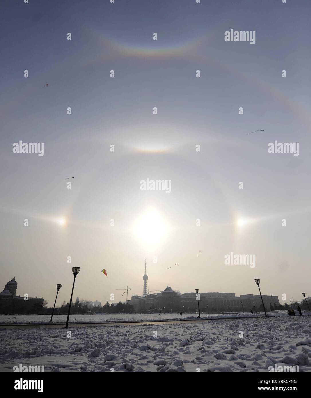 Bildnummer: 54793122  Datum: 08.01.2011  Copyright: imago/Xinhua (110108) -- CHANGCHUN, Jan. 8, 2011 (Xinhua) -- A parhelion (sundog) combined with a halo is seen in Changchun, capital of northeast China s Jilin Province, Jan. 8, 2011. The weather phenomenon is created by ice crystals in the atmosphere during a cold weather period. (Xinhua/Lin Hong) (lb) CHINA-JILIN-CHANGCHUN-NATURE PHENOMENON-PARHELION (CN) PUBLICATIONxNOTxINxCHN Gesellschaft Naturphänomen premiumd Aufmacher kbdig xkg 2011 quadrat  o0 Nebensonne, Nebensonnen, Parhelia, Wetterphänomen, Gegenlicht    Bildnummer 54793122 Date 08 Stock Photo