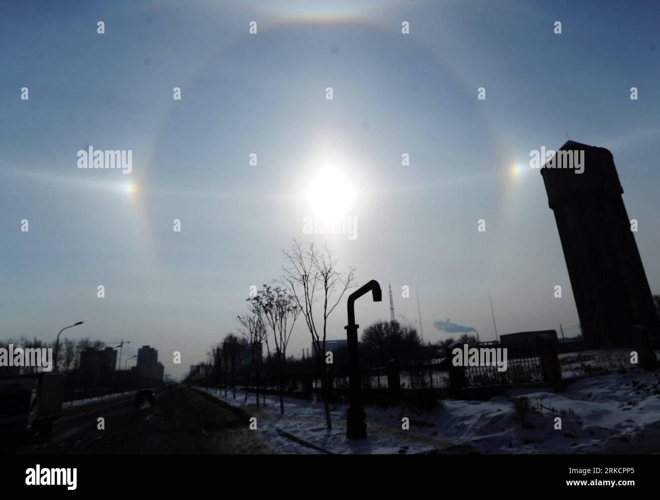 Bildnummer: 54793119  Datum: 08.01.2011  Copyright: imago/Xinhua (110108) -- CHANGCHUN, Jan. 8, 2011 (Xinhua) -- A parhelion (sundog) combined with a halo is seen in Changchun, capital of northeast China s Jilin Province, Jan. 8, 2011. The weather phenomenon is created by ice crystals in the atmosphere during a cold weather period. (Xinhua/Wang Haofei) (lb) CHINA-JILIN-CHANGCHUN-NATURE PHENOMENON-PARHELION (CN) PUBLICATIONxNOTxINxCHN Gesellschaft Naturphänomen premiumd Aufmacher kbdig xkg 2011 quer  o0 Nebensonne, Nebensonnen, Parhelia, Wetterphänomen, Gegenlicht    Bildnummer 54793119 Date 08 Stock Photo