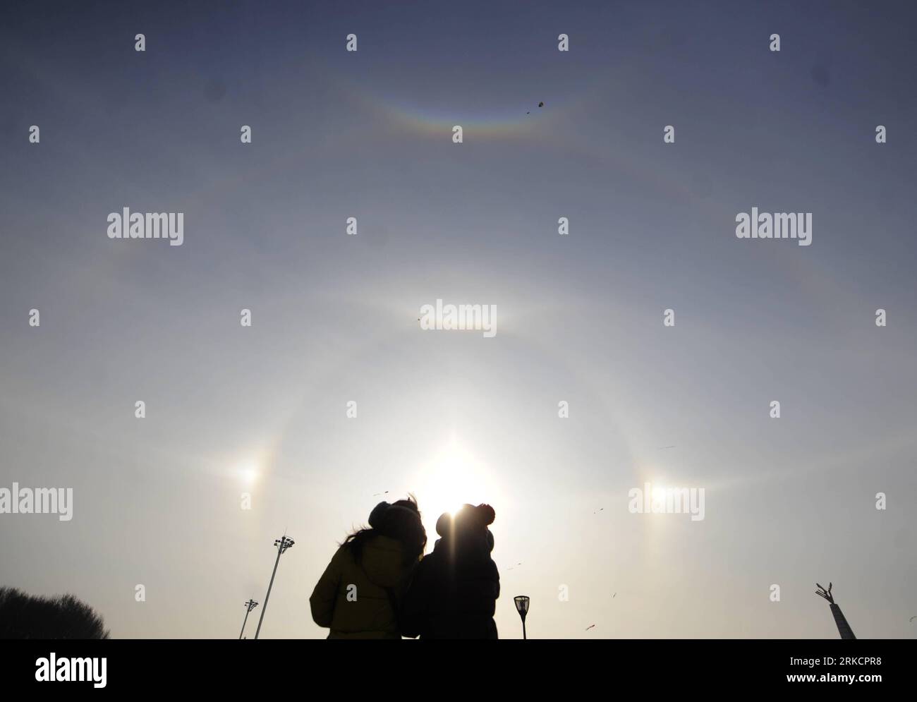 Bildnummer: 54793123  Datum: 08.01.2011  Copyright: imago/Xinhua (110108) -- CHANGCHUN, Jan. 8, 2011 (Xinhua) -- A parhelion (sundog) combined with a halo is seen in Changchun, capital of northeast China s Jilin Province, Jan. 8, 2011. The weather phenomenon is created by ice crystals in the atmosphere during a cold weather period. (Xinhua/Lin Hong) (lb) CHINA-JILIN-CHANGCHUN-NATURE PHENOMENON-PARHELION (CN) PUBLICATIONxNOTxINxCHN Gesellschaft Naturphänomen premiumd Aufmacher kbdig xkg 2011 quer  o0 Nebensonne, Nebensonnen, Parhelia, Wetterphänomen, Gegenlicht    Bildnummer 54793123 Date 08 01 Stock Photo
