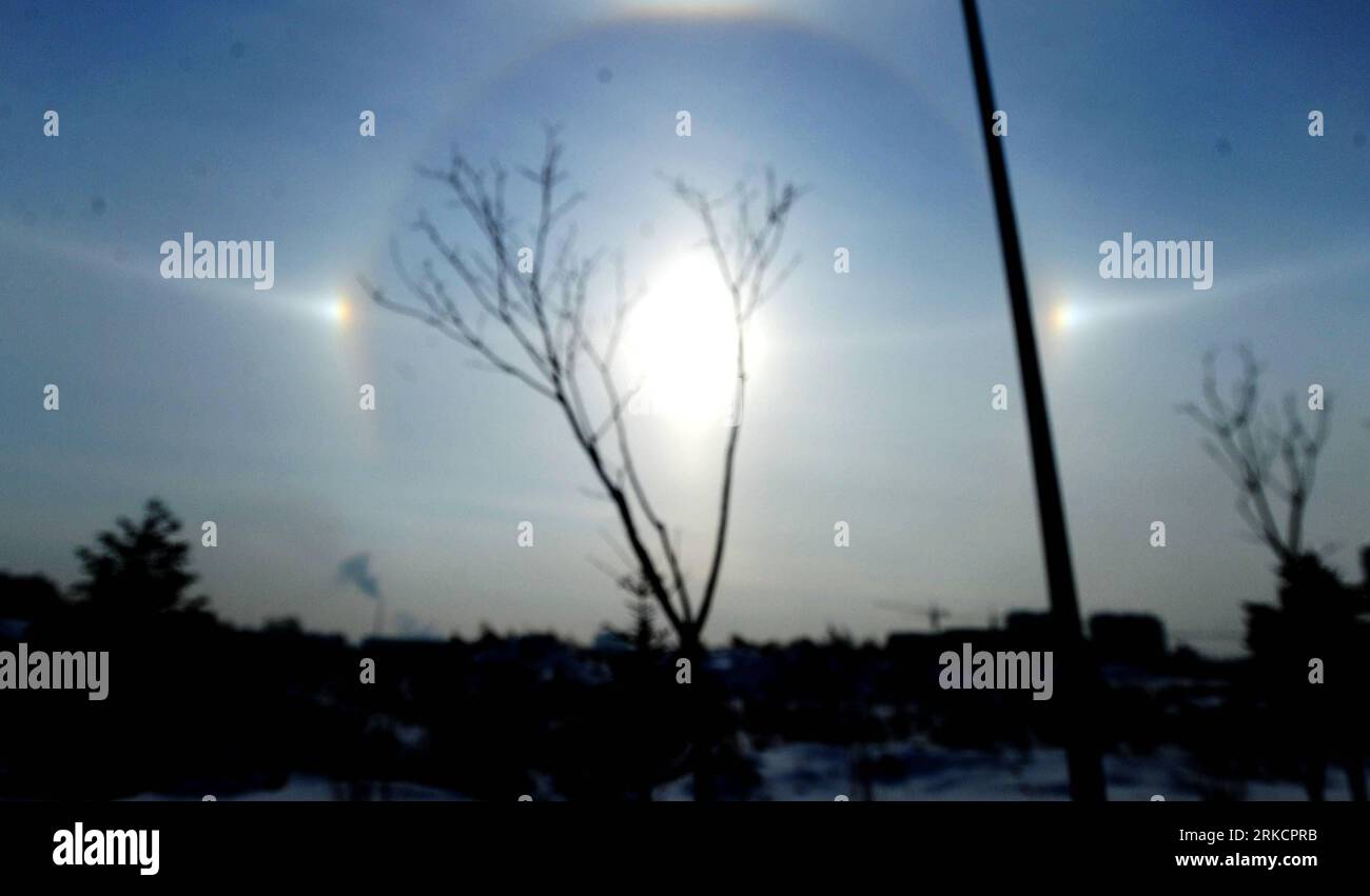 Bildnummer: 54793120  Datum: 08.01.2011  Copyright: imago/Xinhua (110108) -- CHANGCHUN, Jan. 8, 2011 (Xinhua) -- A parhelion (sundog) combined with a halo is seen in Changchun, capital of northeast China s Jilin Province, Jan. 8, 2011. The weather phenomenon is created by ice crystals in the atmosphere during a cold weather period. (Xinhua/Wang Haofei) (lb) CHINA-JILIN-CHANGCHUN-NATURE PHENOMENON-PARHELION (CN) PUBLICATIONxNOTxINxCHN Gesellschaft Naturphänomen premiumd Aufmacher kbdig xkg 2011 quer  o0 Nebensonne, Nebensonnen, Parhelia, Wetterphänomen, Gegenlicht    Bildnummer 54793120 Date 08 Stock Photo