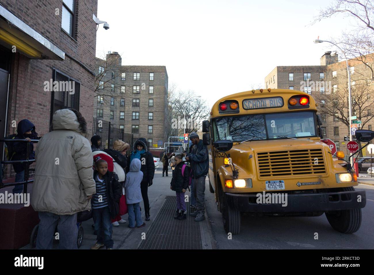Bildnummer: 54802034  Datum: 10.01.2011  Copyright: imago/Xinhua (110111) -- NEW YORK, Jan. 11, 2011 (Xinhua) -- Resident of the Queensbridge houses pick up their children from a school bus in New York, the United States, Jan. 10, 2011. The New York City Housing Authority (NYCHA), which was established on Feb. 17, 1934, was a pioneering vision that reshaped the city s landscape, replacing slum tenements with clean, safe and affordable housing for poor and working families. Today, NYCHA is New York s largest landlord as well as the nation s largest and foremost provider of public housing. Five Stock Photo