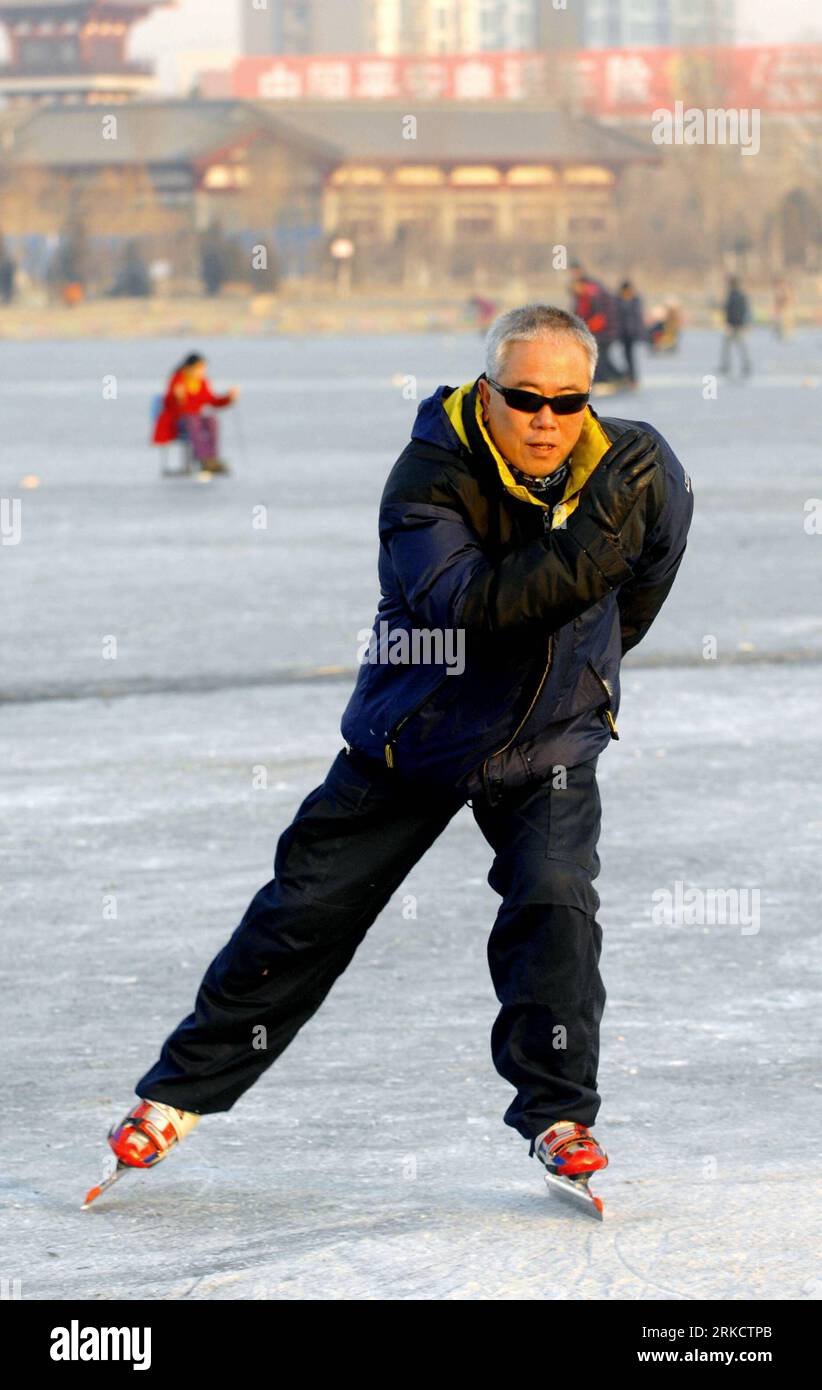 Bildnummer: 54804466  Datum: 12.01.2011  Copyright: imago/Xinhua (110112) -- YINCHUAN, Jan. 12, 2011 (Xinhua) -- An elderly citizen skis on Beita Lake in Yinchuan, capital of northwest China s Ningxia Hui Autonomous Region, Jan. 12, 2011. (Xinhua/Peng Zhaozhi) (zgp) CHINA-NINGXIA-YINCHUAN-ICE (CN) PUBLICATIONxNOTxINxCHN Gesellschaft Jahreszeit Winter kbdig xsk 2011 hoch  o0 gefrorener See, Schlittschuhlaufen, Schlittschuh laufen, Freizeit    Bildnummer 54804466 Date 12 01 2011 Copyright Imago XINHUA  Yinchuan Jan 12 2011 XINHUA to Elderly Citizen Skis ON Beita Lake in Yinchuan Capital of North Stock Photo