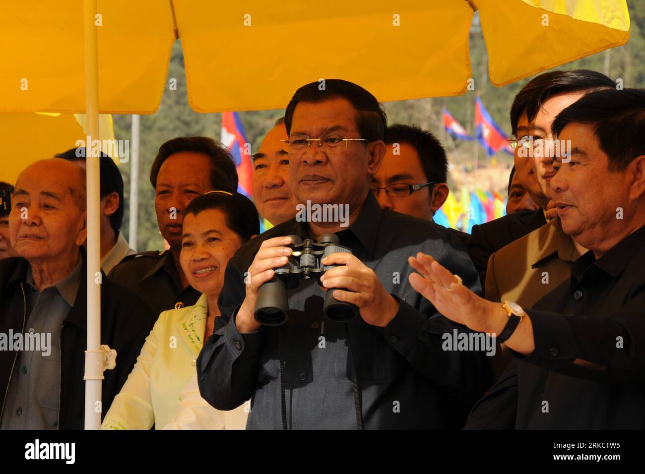 Bildnummer: 54807059  Datum: 12.01.2011  Copyright: imago/Xinhua (110112) -- KOH KONG, Jan. 12, 2011 (Xinhua) -- Cambodian Prime Minister Hun Sen (C) watch the closure of the Tatay river in Koh Kong province, Cambodia, Jan. 12, 2011. A ceremony for the closure of Cambodia s Tatay river was held on Wednesday for the construction of a 246 megawatt hydroelectric dam to be built by China National Heavy Machinery Corporation (CHMC) in Koh Kong province.The project is a concessional contract of a 42-year build-operate- transfer (BOT). (Xinhua/Lei Bosong) (msq) CAMBODIA-CHINA-CHMC-DAM PUBLICATIONxNOT Stock Photo