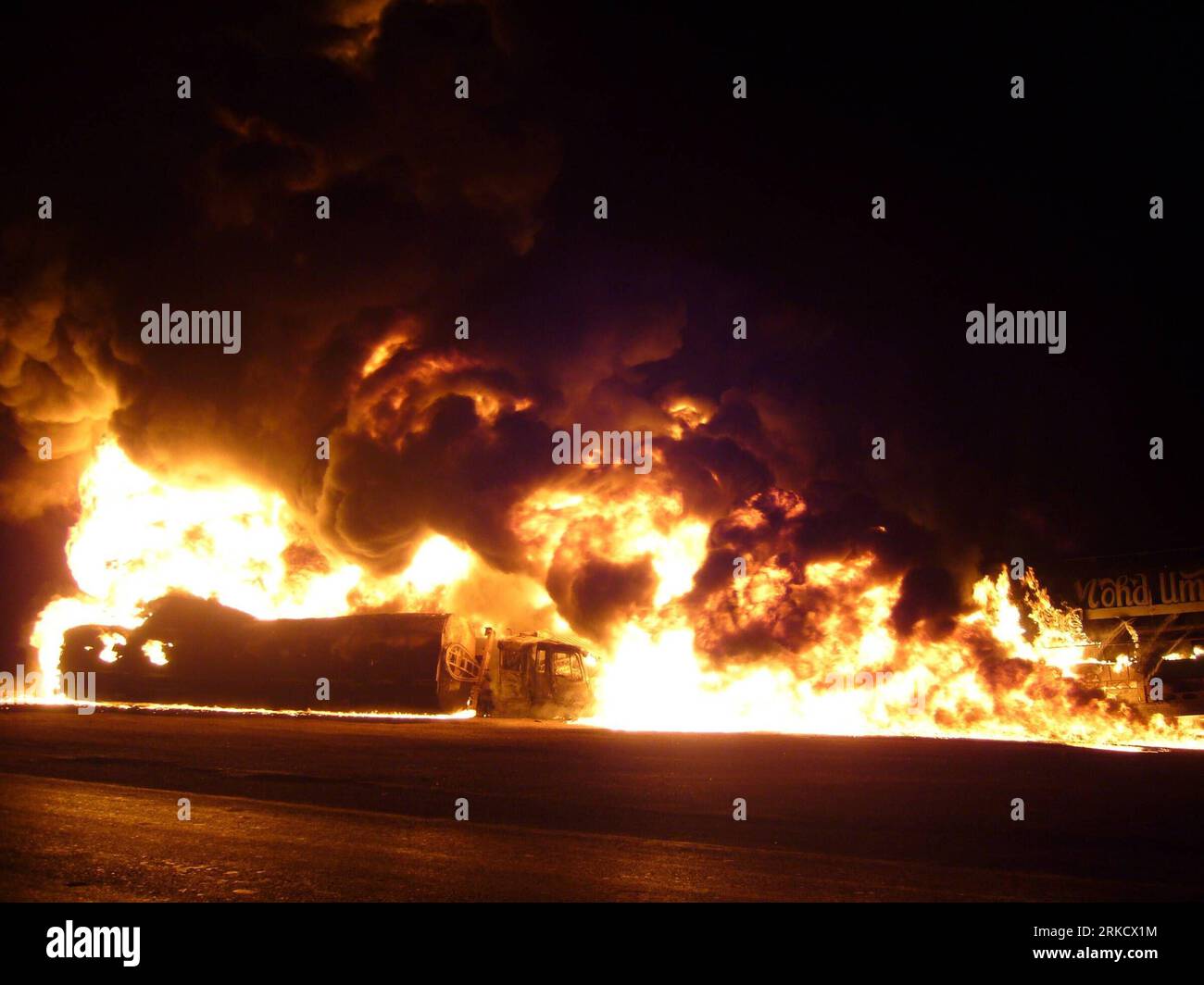 Bildnummer: 54820179  Datum: 15.01.2011  Copyright: imago/Xinhua (110115) -- DERA MURAD JAMALI, Jan. 15, 2011 (Xinhua) -- This photo shows the burning NATO oil tanker in southwest Pakistan s Dera Murad Jamali on Jan. 15, 2011. Unidentified armed men in southwestern Pakistan attacked tankers supplying oil to foreign troops in neighboring Afghanistan, police said Saturday. (Xinhua Photo/Iqbal Hussain) (lmz) PAKISTAN-NATO-OIL TANKER-FIRE PUBLICATIONxNOTxINxCHN Gesellschaft Explosion Brand kbdig xdp 2011 quer  o0 Anschlag, Öltanker, Tanklastwagen, LKW, Tankwagen, Feuer,    Bildnummer 54820179 Date Stock Photo