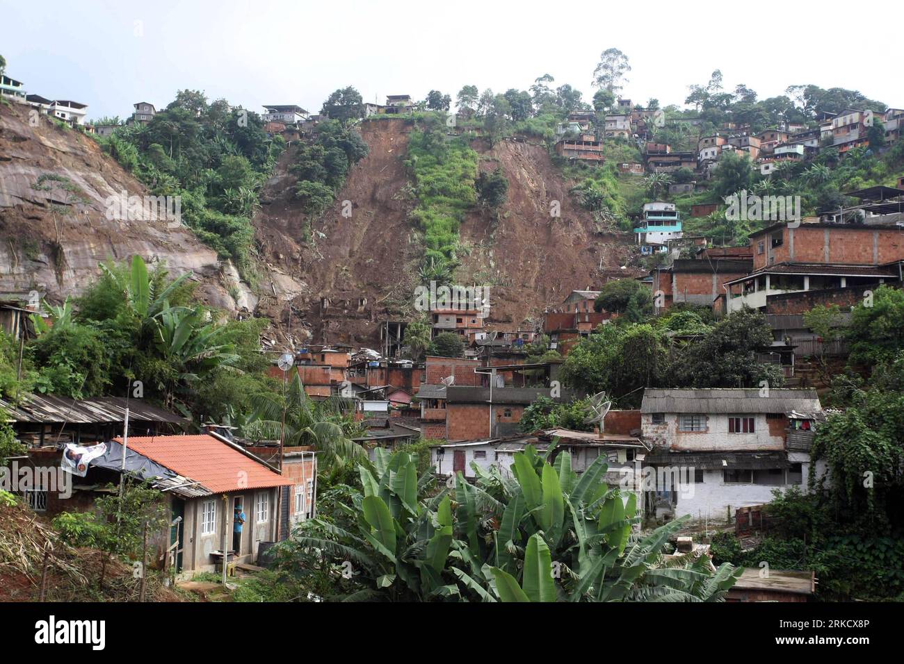 Bildnummer: 54821605  Datum: 15.01.2011  Copyright: imago/Xinhua (110115) -- NOVA FRIBURGO, Jan. 15, 2011 (Xinhua) -- Destruction caused by landslides are seen in Nova Friburgo, Brazil, Jan. 15, 2011. According to the local government, the death toll caused by this week s heavy rains and mudslide that hit Brazil s Rio de Janeiro state has reached at least 550. (Xinhua/Agencia Estado) (BRAZIL OUT) (wjd) BRAZIL-MUDSLIDE-FLOOD PUBLICATIONxNOTxINxCHN Gesellschaft Naturkatastrophe Flut  premiumd kbdig xmk 2011 quer o0 Erdrutsch, Totale, Gebäude, Wohnhäuser, Zerstörung, Schäden    Bildnummer 5482160 Stock Photo