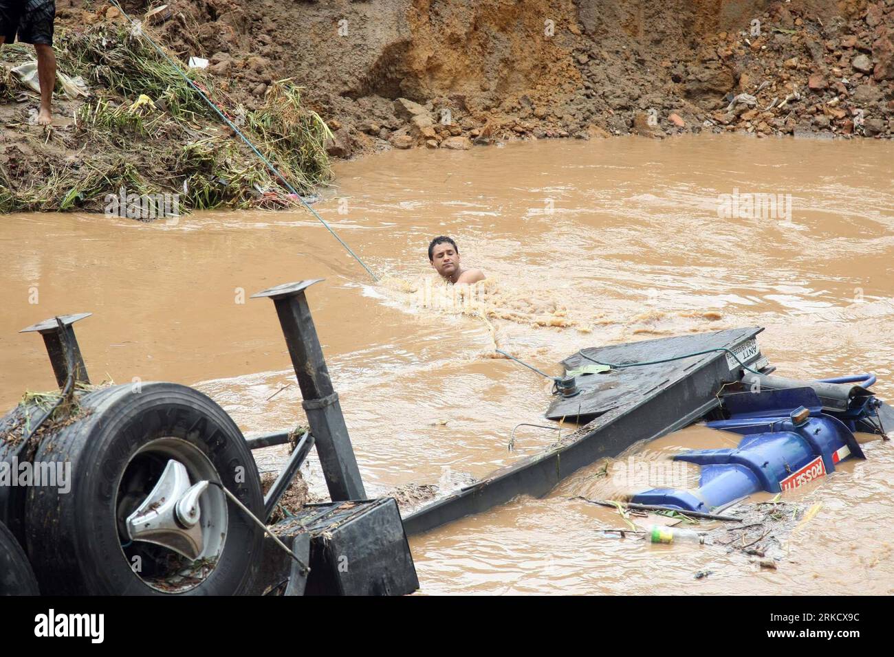 Bildnummer: 54821607  Datum: 15.01.2011  Copyright: imago/Xinhua (110115) -- NOVA FRIBURGO, Jan. 15, 2011 (Xinhua) -- A man tries to reach a truck in the flood in Nova Friburgo, Brazil, Jan. 15, 2011. According to the local government, the death toll caused by this week s heavy rains and mudslide that hit Brazil s Rio de Janeiro state has reached at least 550. (Xinhua/Agencia Estado) (BRAZIL OUT) (wjd) BRAZIL-MUDSLIDE-FLOOD PUBLICATIONxNOTxINxCHN Gesellschaft Naturkatastrophe Flut Überschwemmung premiumd kbdig xmk 2011 quer o0 Zerstörung, Schäden, Flutopfer    Bildnummer 54821607 Date 15 01 20 Stock Photo