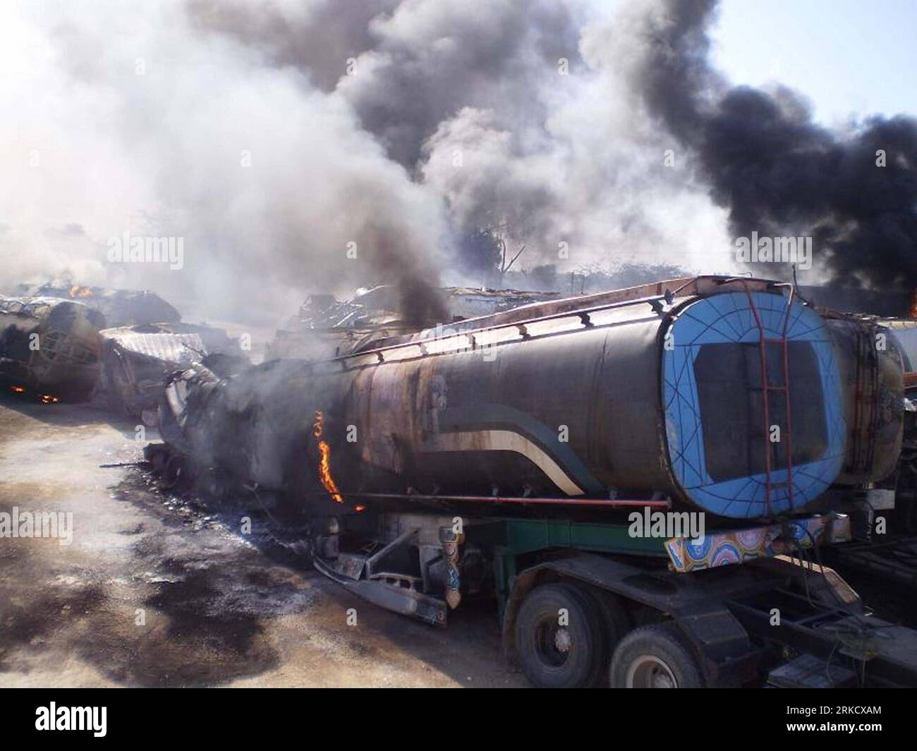 Bildnummer: 54821661  Datum: 15.01.2011  Copyright: imago/Xinhua (110115) -- DERA MURAD JAMALI, Jan. 15, 2011 (Xinhua) -- This photo shows a burnt NATO oil tanker in southwest Pakistan s Dera Murad Jamali on Jan. 15, 2011. Unidentified armed men in southwestern Pakistan attacked tankers supplying oil to foreign troops in neighboring Afghanistan, police said Saturday. (Xinhua Photo/Iqbal Hussain) (lmz) PAKISTAN-NATO-OIL TANKER-FIRE PUBLICATIONxNOTxINxCHN Politik Attentat kbdig xmk 2011 quer o0 Brand, Zerstörung, Tankwagen    Bildnummer 54821661 Date 15 01 2011 Copyright Imago XINHUA  DERA Murad Stock Photo