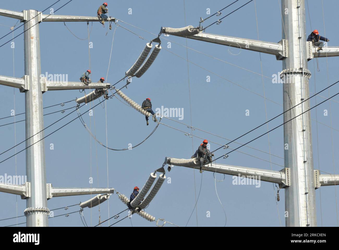 Bildnummer: 54822231  Datum: 16.01.2011  Copyright: imago/Xinhua (110116) -- WUXI, Jan. 16, 2011 (Xinhua) -- Electricians install wires in the Wuxi section of Beijing-Shanghai speed railway in Wuxi, east China s Jiangsu Province, Jan. 16, 2011. The five-day installation of voltage power lines of the section was finished on Sunday. (Xinhua/Pan Zhengguang) (mcg)  CHINA-BEIJING-SHANGHAI SPEED RAILWAY-WUXI SECTION-POWER LINE (CN) PUBLICATIONxNOTxINxCHN Gesellschaft Arbeitswelten kbdig xmk 2011 quer Highlight o0 Strom, Stromleitung, Hochspannung, Hochspannungsleitung, Überlandleitung, Strommast, In Stock Photo