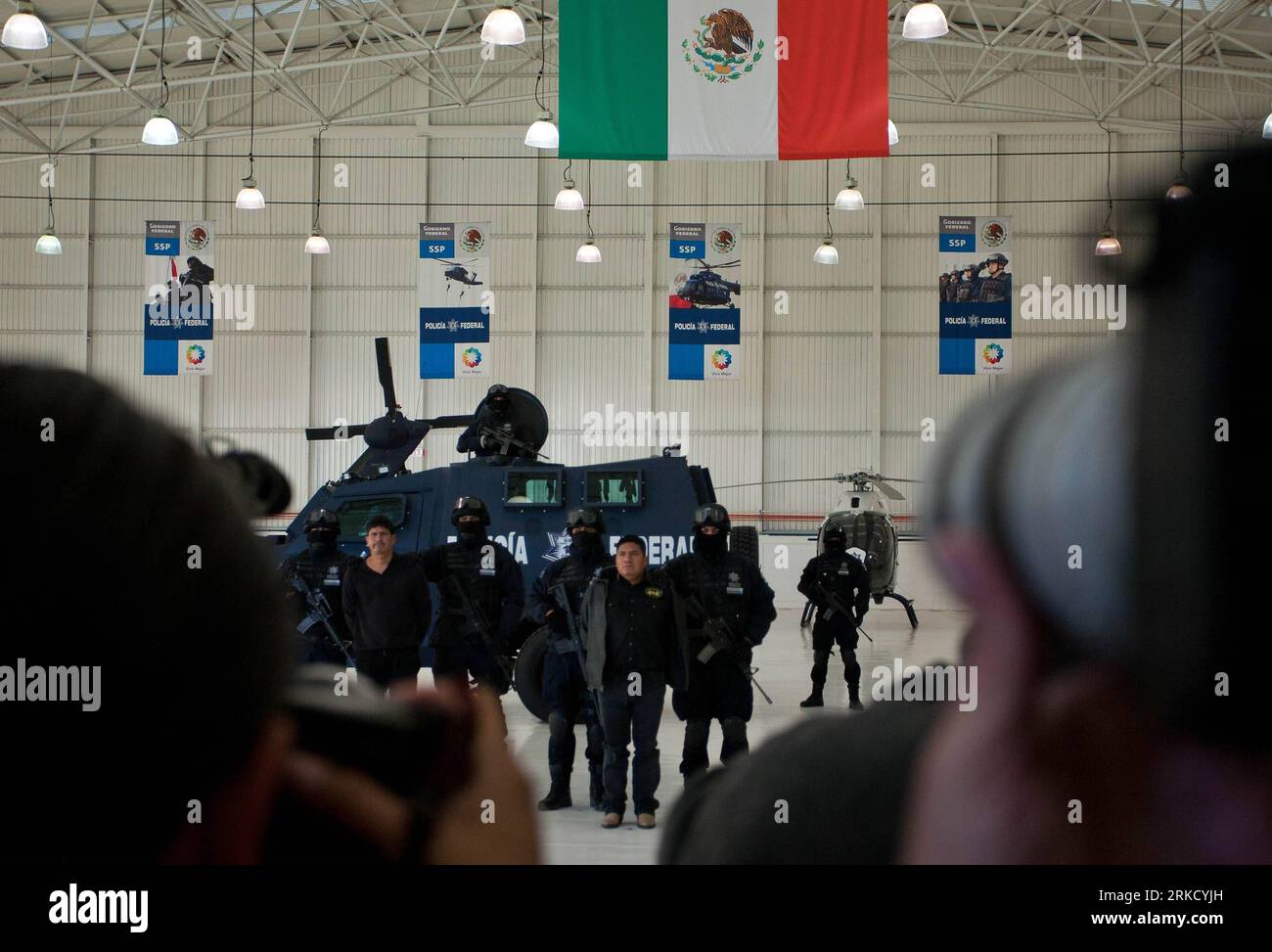Bildnummer: 54829965  Datum: 18.01.2011  Copyright: imago/Xinhua MEXICO CITY, Jan. 18, 2011 (Xinhua) -- Federal police escort suspect Flavio Mendez Santiago (R Front), also known as El Amarillo , as he is presented to the media during a news conference at the federal police headquarters in Mexico City January 18, 2011. Santiago, who was arrested on Monday in Oaxaca, is one of the leaders of drug hitmen group Los Zetas , according to police. (Xinhua/Bernardo Montoya) (wjd) MEXICO-DRUG-TRAFFICKING PUBLICATIONxNOTxINxCHN Gesellschaft Drogen Militär Verhaftung Kriminalität Drogenkriminalität Droge Stock Photo