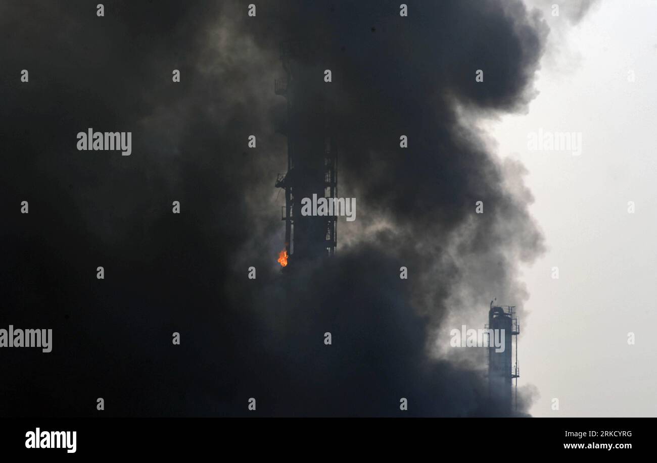 Bildnummer: 54830019  Datum: 19.01.2011  Copyright: imago/Xinhua FUSHUN, Jan. 19, 2011 (Xinhua) -- Thick smoke hovers over the site where an explosion occurred at a refinery of Fushun Petrochemical Company in Fushun, northeast China s Liaoning Province, Jan. 19, 2011. Firefighters have brought the fire under control, eliminating the possibility of secondary explosions. No casualties have been reported so far. (Xinhua/Yao Jianfeng) (hdt) CHINA-FUSHUN-OIL REFINERY-EXPLOSION (CN) PUBLICATIONxNOTxINxCHN Wirtschaft Fabrik petrochemische Industrie Chemiefabrik Raffinerie Öl Ölraffinerie Explosion Un Stock Photo