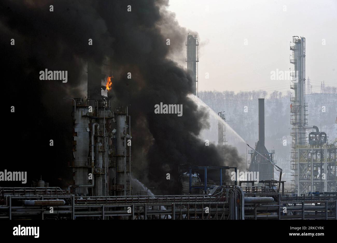 Bildnummer: 54830021  Datum: 19.01.2011  Copyright: imago/Xinhua FUSHUN, Jan. 19, 2011 (Xinhua) -- Smoke rises from the site where an explosion occurred at a refinery of Fushun Petrochemical Company in Fushun, northeast China s Liaoning Province, Jan. 19, 2011. Firefighters have brought the fire under control, eliminating the possibility of secondary explosions. No casualties have been reported so far. (Xinhua/Yao Jianfeng) (hdt) CHINA-FUSHUN-OIL REFINERY-EXPLOSION (CN) PUBLICATIONxNOTxINxCHN Wirtschaft Fabrik petrochemische Industrie Chemiefabrik Raffinerie Öl Ölraffinerie Explosion Unglück k Stock Photo