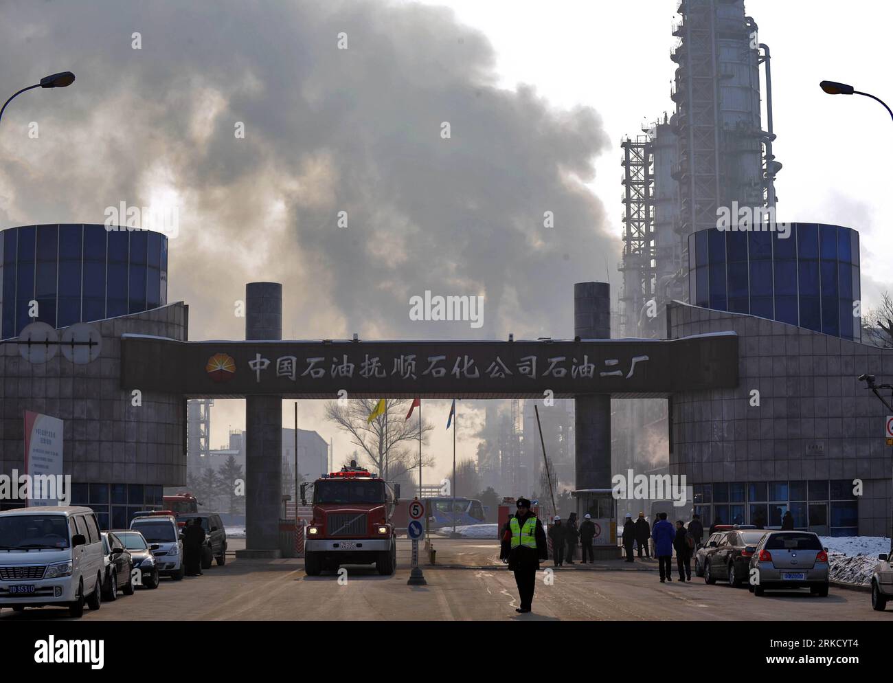Bildnummer: 54830024  Datum: 19.01.2011  Copyright: imago/Xinhua FUSHUN, Jan. 19, 2011 (Xinhua) -- Smoke rises from the site where an explosion occurred at a refinery of Fushun Petrochemical Company in Fushun, northeast China s Liaoning Province, Jan. 19, 2011. Firefighters have brought the fire under control, eliminating the possibility of secondary explosions. No casualties have been reported so far. (Xinhua/Yao Jianfeng) (hdt) CHINA-FUSHUN-OIL REFINERY-EXPLOSION (CN) PUBLICATIONxNOTxINxCHN Wirtschaft Fabrik petrochemische Industrie Chemiefabrik Raffinerie Öl Ölraffinerie Explosion Unglück k Stock Photo