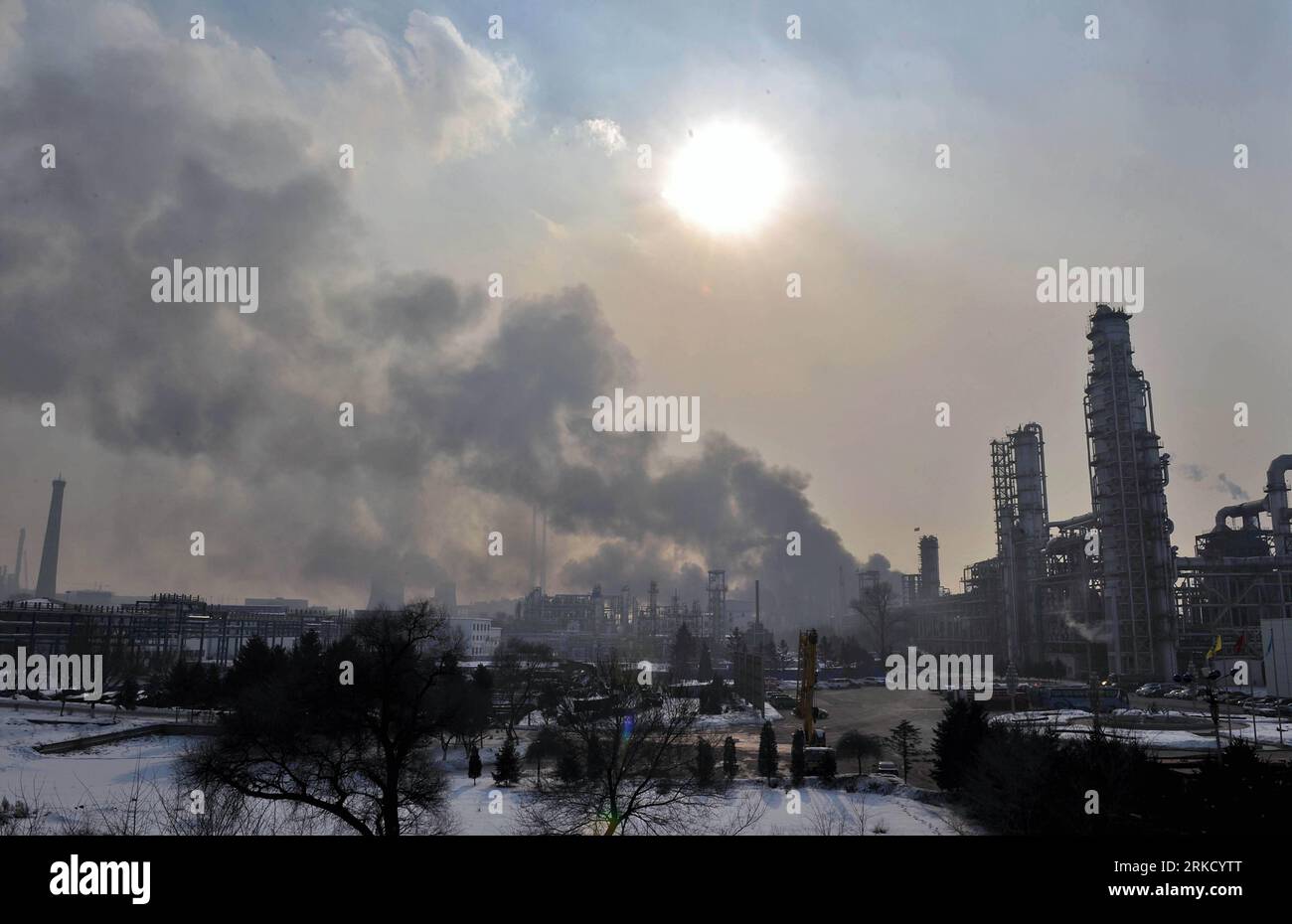 Bildnummer: 54830025  Datum: 19.01.2011  Copyright: imago/Xinhua FUSHUN, Jan. 19, 2011 (Xinhua) -- Smoke rises from the site where an explosion occurred at a refinery of Fushun Petrochemical Company in Fushun, northeast China s Liaoning Province, Jan. 19, 2011. Firefighters have brought the fire under control, eliminating the possibility of secondary explosions. No casualties have been reported so far. (Xinhua/Yao Jianfeng) (hdt) CHINA-FUSHUN-OIL REFINERY-EXPLOSION (CN) PUBLICATIONxNOTxINxCHN Wirtschaft Fabrik petrochemische Industrie Chemiefabrik Raffinerie Öl Ölraffinerie Explosion Unglück k Stock Photo