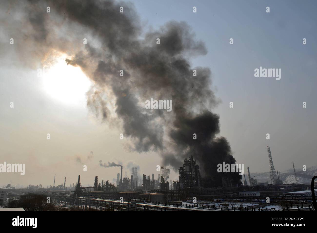 Bildnummer: 54830023  Datum: 19.01.2011  Copyright: imago/Xinhua FUSHUN, Jan. 19, 2011 (Xinhua) -- Smoke rises from the site where an explosion occurred at a refinery of Fushun Petrochemical Company in Fushun, northeast China s Liaoning Province, Jan. 19, 2011. Firefighters have brought the fire under control, eliminating the possibility of secondary explosions. No casualties have been reported so far. (Xinhua/Yao Jianfeng) (hdt) CHINA-FUSHUN-OIL REFINERY-EXPLOSION (CN) PUBLICATIONxNOTxINxCHN Wirtschaft Fabrik petrochemische Industrie Chemiefabrik Raffinerie Öl Ölraffinerie Explosion Unglück k Stock Photo