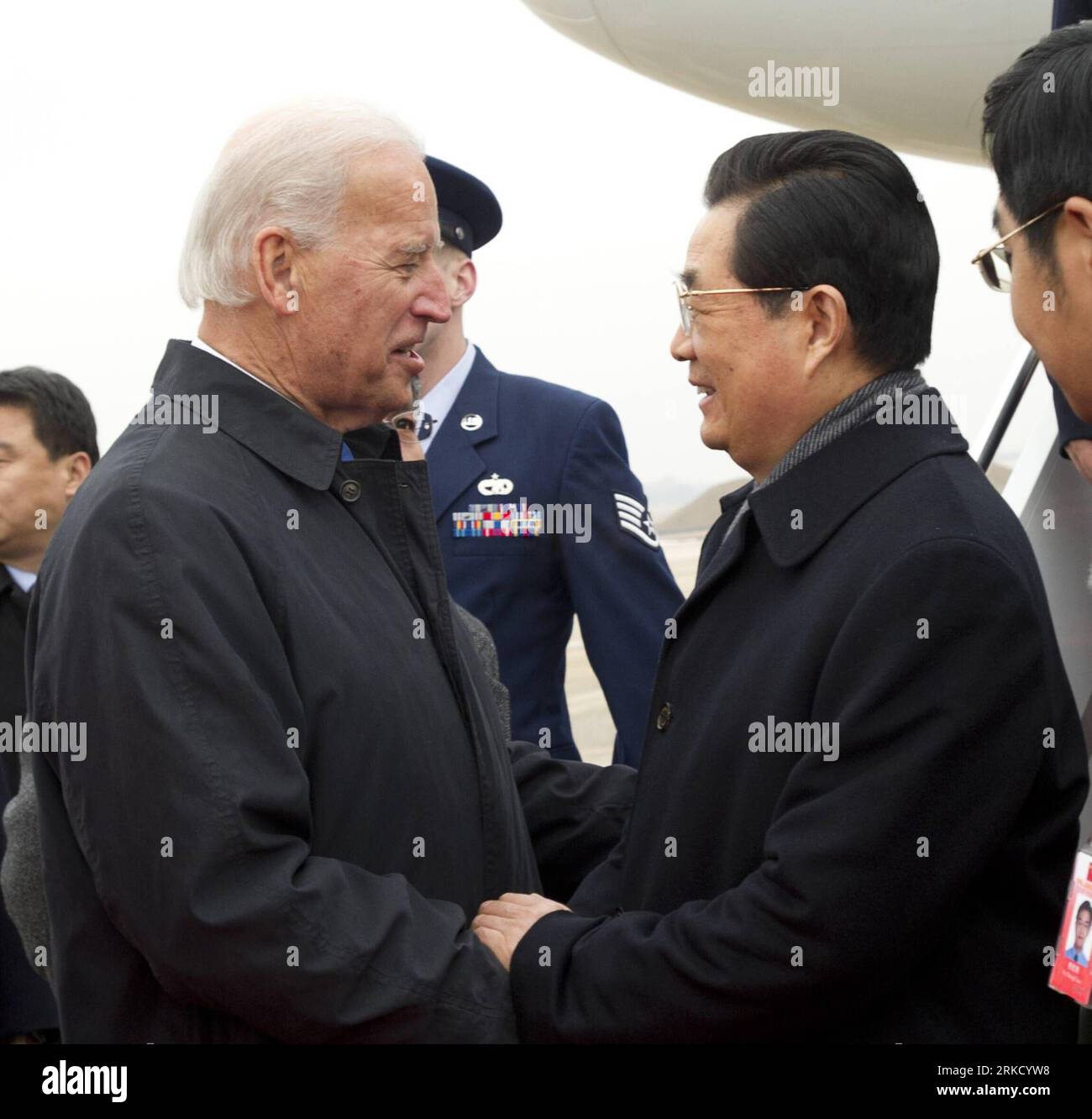 Bildnummer: 54830015  Datum: 18.01.2011  Copyright: imago/Xinhua WASHINGTON, Jan. 18, 2011 (Xinhua) -- Chinese President Hu Jintao (R) is welcomed by U.S. Vice President Joe Biden(L) upon his arrival in Washington, the United States, on Jan. 18, 2011. Hu Jintao landed here Tuesday for a four-day state visit. (Xinhua/Li Xueren) (wyo) U.S.-WASHINGTON-CHINA-HU JINTAO-ARRIVAL PUBLICATIONxNOTxINxCHN Politik People Staatsbesuch China USA Flughafen Empfang Ankunft kbdig xub 2011 quadrat premiumd o0 Joseph    Bildnummer 54830015 Date 18 01 2011 Copyright Imago XINHUA Washington Jan 18 2011 XINHUA Chin Stock Photo