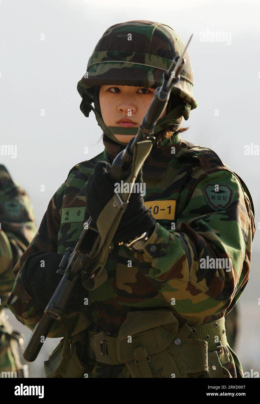 Bildnummer: 54831024  Datum: 19.01.2011  Copyright: imago/Xinhua (110119)--SUNGNAM, Jan. 19, 2011 (Xinhua)-- A cadet of South Korea s first female Reserve Officers Training Corps (ROTC) participates a basic millitary training for female cadets at Army Cadet Command in Sungnam, Gyeonggi province of South Korea on Jan. 19, 2011. The South Korean Defense Ministry brought women into its college-based Reserve Officers Training Program for the first time since the program began in 1963.(Xinhua/Park Jin Hee)(jy) SOUTH KOREA-SUNGNAM-FEMALE-RESERVE OFFICER-MILLITARY TRAINING PUBLICATIONxNOTxINxCHN Gese Stock Photo