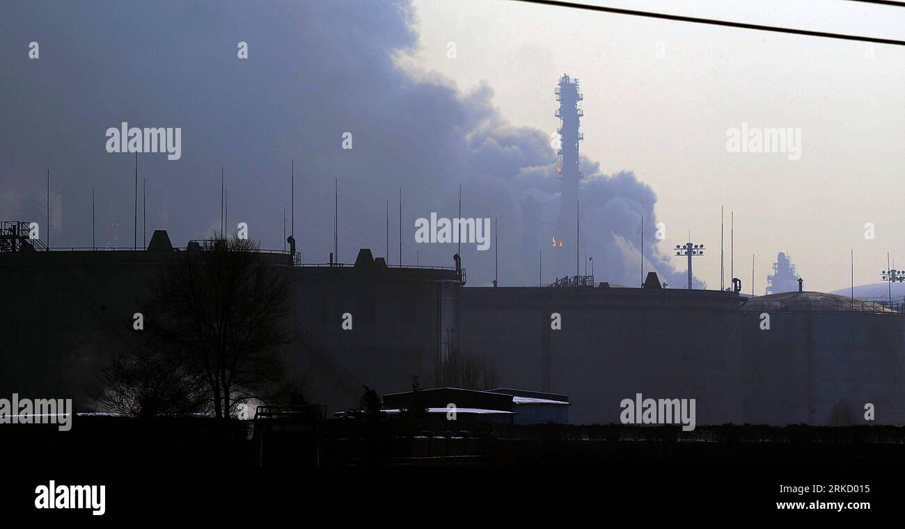 Bildnummer: 54831083  Datum: 19.01.2011  Copyright: imago/Xinhua (110119) -- FUSHUN, Jan. 19, 2011 (Xinhua) -- Smoke rises from the site where an explosion occurred at a refinery of Fushun Petrochemical Company in Fushun, northeast China s Liaoning Province, Jan. 19, 2011. Firefighters have brought the fire under control, eliminating the possibility of secondary explosions. At least 30 were sent to hospitals after they were wounded in the incident. (Xinhua/Yao Jianfeng) (hdt) (FOCUS)CHINA-FUSHUN-OIL REFINERY-EXPLOSION (CN) PUBLICATIONxNOTxINxCHN Wirtschaft kbdig xkg 2011 quer premiumd  o0 Ungl Stock Photo