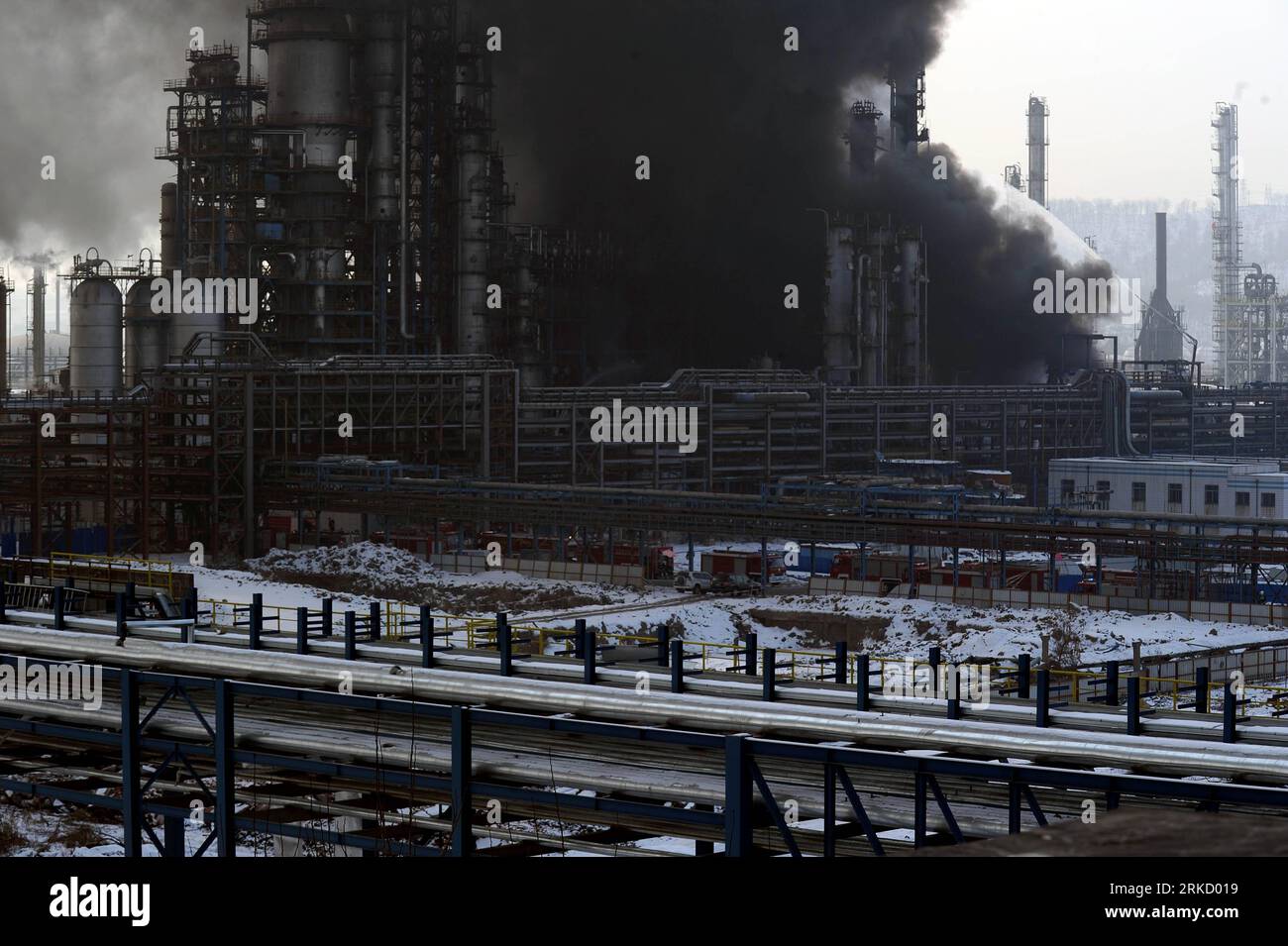 Bildnummer: 54831080  Datum: 19.01.2011  Copyright: imago/Xinhua (110119) -- FUSHUN, Jan. 19, 2011 (Xinhua) -- Smoke rises from the site where an explosion occurred at a refinery of Fushun Petrochemical Company in Fushun, northeast China s Liaoning Province, Jan. 19, 2011. Firefighters have brought the fire under control, eliminating the possibility of secondary explosions. At least 30 were sent to hospitals after they were wounded in the incident. (Xinhua/Yao Jianfeng) (hdt) (FOCUS)CHINA-FUSHUN-OIL REFINERY-EXPLOSION (CN) PUBLICATIONxNOTxINxCHN Wirtschaft kbdig xkg 2011 quer premiumd  o0 Ungl Stock Photo