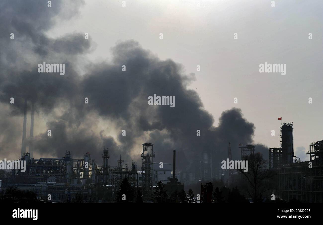 Bildnummer: 54831081  Datum: 19.01.2011  Copyright: imago/Xinhua (110119) -- FUSHUN, Jan. 19, 2011 (Xinhua) -- Smoke rises from the site where an explosion occurred at a refinery of Fushun Petrochemical Company in Fushun, northeast China s Liaoning Province, Jan. 19, 2011. Firefighters have brought the fire under control, eliminating the possibility of secondary explosions. At least 30 were sent to hospitals after they were wounded in the incident. (Xinhua/Yao Jianfeng) (hdt) (FOCUS)CHINA-FUSHUN-OIL REFINERY-EXPLOSION (CN) PUBLICATIONxNOTxINxCHN Wirtschaft kbdig xkg 2011 quer premiumd  o0 Ungl Stock Photo