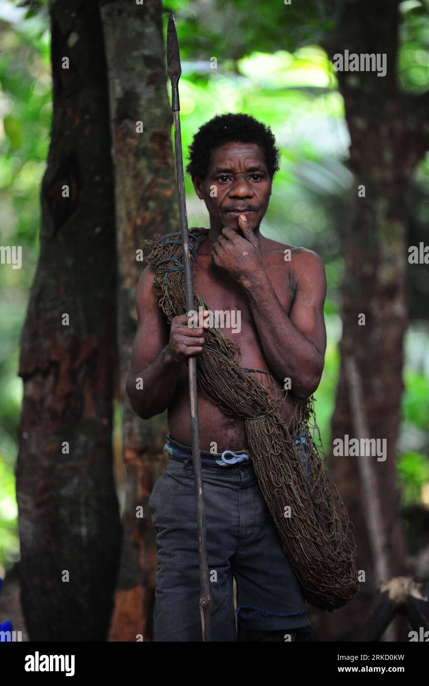 Bildnummer: 54834240  Datum: 15.01.2011  Copyright: imago/Xinhua (110120) -- NAIROBI, Jan. 20, 2011 (Xinhua) -- A Pygmy prepares to hunt in the forests in Kribi, west Cameroon, Jan. 15, 2011. The word pygmy, as used to refer to diminutive people, derives from Greek word Pygmaioi . The Pygmy s average height is unusually low as the adult men grow to less than 150 cm. The pygmy live in the forests and were called sons of the forests . (Xinhua/Zhao Yingquan) (lyi) Cameroon-KRIBI-PYGMY PEOPLE PUBLICATIONxNOTxINxCHN Gesellschaft Reisen Pygmäen kbdig xcb 2011 hoch o0 Land, Leute, Einheimische,    Bi Stock Photo