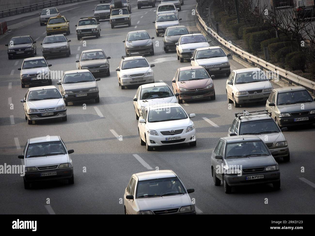 Bildnummer: 54836338  Datum: 20.01.2011  Copyright: imago/Xinhua (110120) -- TEHRAN, Jan. 20, 2011 (Xinhua) -- Cars travel along a highway in Tehran, capital of Iran, Jan. 20, 2011. The Iranian government announced recently that the ration of gasoline costing just 1,000 rials per liter (about 10 U.S. cents) for Iranians would be totally removed from Jan. 21, from when the drivers can still enjoy 60 liters of semi-subsidized gasoline at 4000 Rials per liter, and they must pay 7000 Rials (about 70 U.S. cents) per liter for extra gasoline. Iranian President Mahmoud Ahmadinejad announced the launc Stock Photo