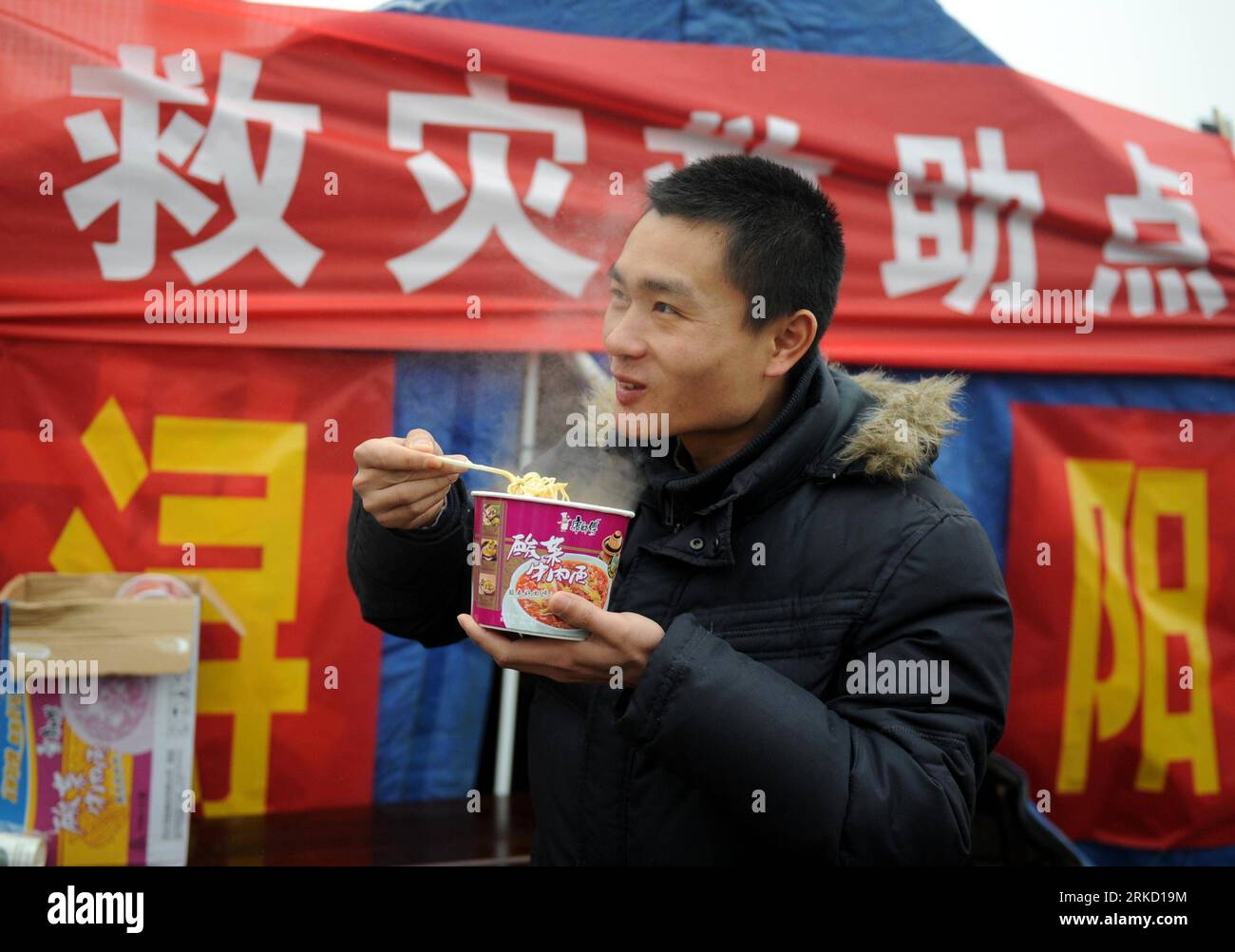 Bildnummer: 54838638  Datum: 21.01.2011  Copyright: imago/Xinhua (110121) -- JIUJIANG, Jan. 21, 2011 (Xinhua) -- A stranded driver eats instant noodles at a temporary tent near a main traffic route in Xunyang District of Jiujiang, east China s Jiangxi Province, Jan. 21, 2011. Several temporary stations were set up since Thursday evening near the entrance of Jiujiang Yangtze River Bridge in Jiujiang. Staff members will provide free xfoodx and water for stranded drivers due to cold weather in winter. (Xinhua/Zhou Ke) (zhs) CHINA-JIANGXI-JIUJIANG-WINTER-TRAFFIC (CN) PUBLICATIONxNOTxINxCHN Gesells Stock Photo