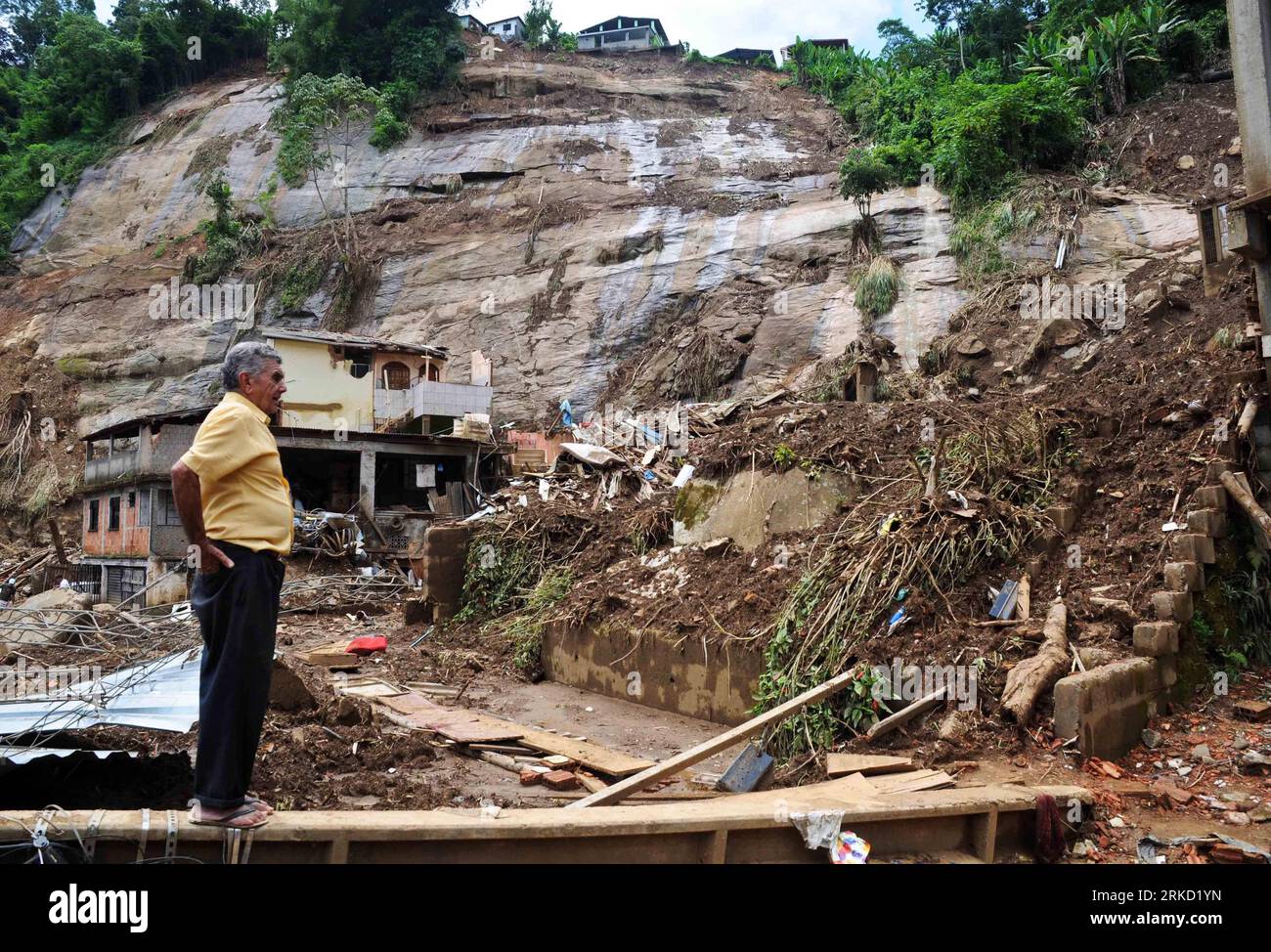Bildnummer: 54844244  Datum: 22.01.2011  Copyright: imago/Xinhua (110122) -- NOVA FRIBURGO, Jan. 22, 2011 (Xinhua) -- A man looks at the debris left by landslides and floods in the municipality of Nova Friburgo, in Rio de Janeiro, Brazil, Jan. 22, 2011. Brazil will create a nationwide disaster-prevention and early-warning system after the floods and landslides that killed more than 760 in several towns in Rio de Janeiro state. (Xinhua/Agencia Estado) (BRAZIL OUT) (wjd) BRAZIL-FLOOD-LANDSLIDE-PREVENTION-WARNING-SYSTEM PUBLICATIONxNOTxINxCHN Gesellschaft kbdig xkg 2011 quer o0  Naturkatastrophe Stock Photo
