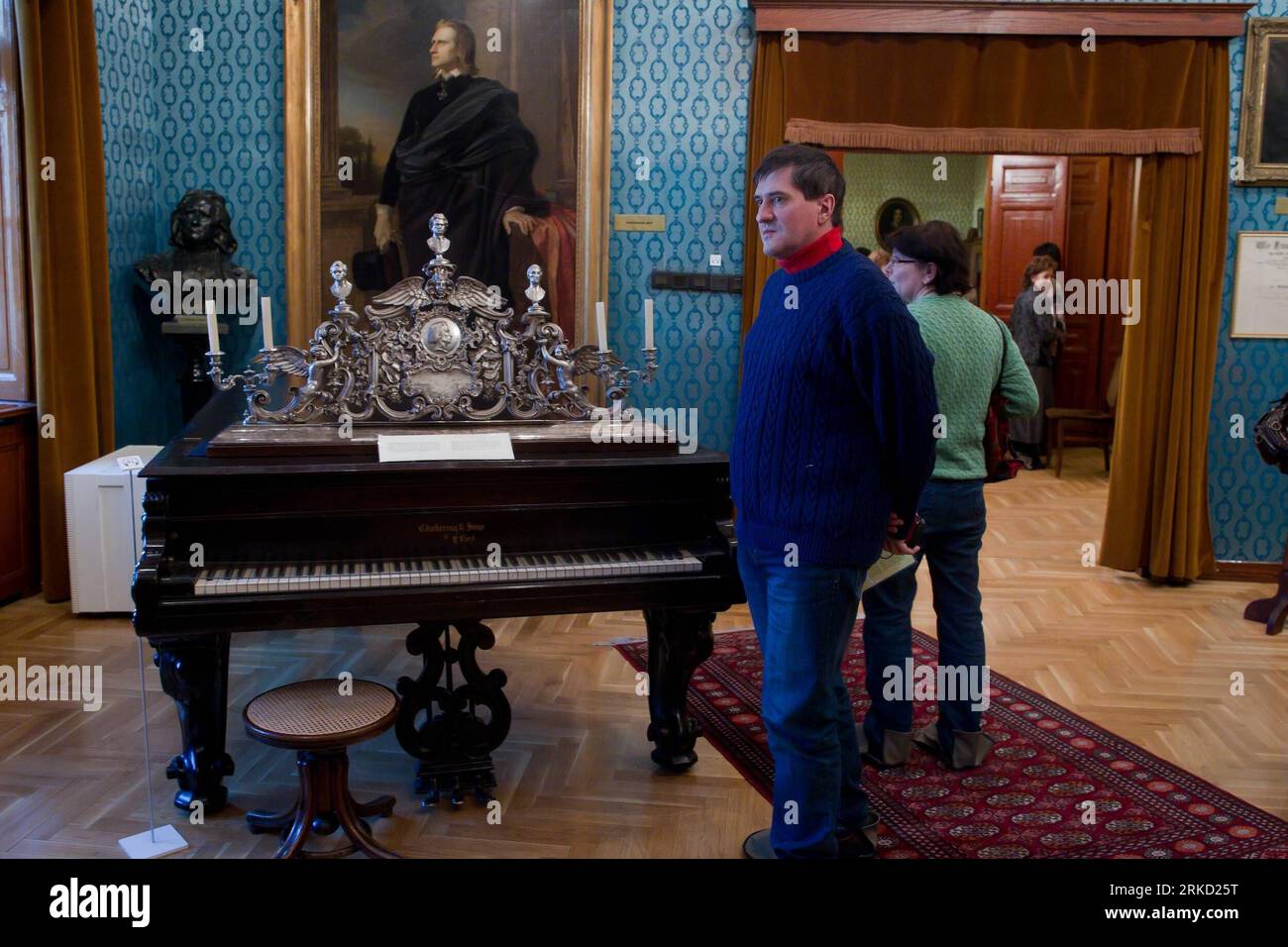 Bildnummer: 54845596  Datum: 22.01.2011  Copyright: imago/Xinhua (110123) -- BUDAPEST, Jan. 23, 2011 (Xinhua) -- Visitors look at relics of the famous composer Ferenc Liszt, or Franz Liszt in German, on display in the Franz Liszt Museum on the day of Hungarian culture in Budapest, Hungary on Jan. 22, 2011. A performance by the Hungarian National Philharmonic Saturday launched the Ferenc Liszt Year, a celebration of the famed 19th century Hungarian pianist and romantic composer who was born 200 years ago. (Xinhua/Attila Volgyi) (cl) HUNGARY-FERENC LISZT YEAR PUBLICATIONxNOTxINxCHN Reisen Ungarn Stock Photo