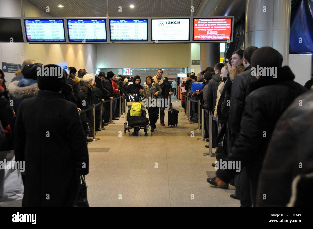 Bildnummer: 54852819  Datum: 25.01.2011  Copyright: imago/Xinhua (110126) -- MOSCOW, Jan. 26, 2011 (Xinhua) -- queue to wait for passengers upon their arrivals at Domodedovo Airport in Moscow, capital of Russia, Jan. 25, 2011. At least 35 were killed and over 130 others injured in the explosion at Moscow s Domodedovo airport on Monday. (Xinhua/Liu Kai) (lr) RUSSIA-MOSCOW-AIRPORT-NORMAL PUBLICATIONxNOTxINxCHN Gesellschaft Anschlag Terroranschlag Terror Terrorismus Selbstmordanschlag Bombenanschlag Luftfahrt Verkehr Flughafen kbdig xsk 2011 quer o0 Warten, Ankunft    Bildnummer 54852819 Date 25 Stock Photo