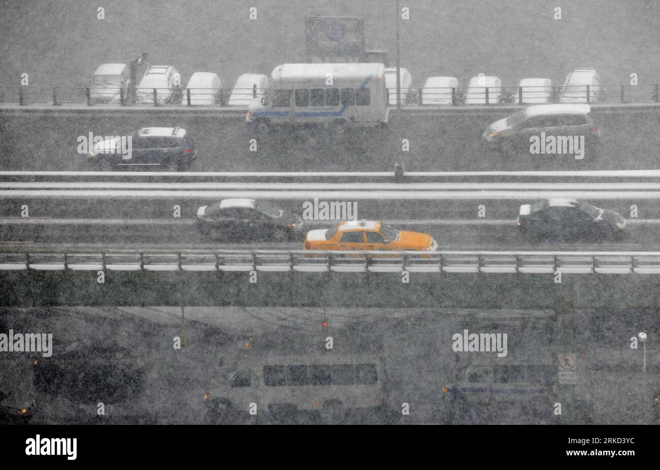 Bildnummer: 54858054  Datum: 26.01.2011  Copyright: imago/Xinhua (110126) -- NEW YORK, Jan. 26, 2011 (Xinhua) -- Cars run slowly in the snow on a highway in New York, the United States, Jan. 26, 2011. The snow started falling here around 8 a.m. Wednesday morning (1300 GMT) with the National Weather Service issuing a winter storm warning in effect from 10 a.m. Wednesday until 6 a.m. Thursday. (Xinhua/Shen Hong) (wjd) US-NYC-SNOW STORM PUBLICATIONxNOTxINxCHN Gesellschaft Jahreszeit Winter kbdig xsk 2011 quer  o0 Schnee, USA, Wetter, Straße, Verkehr    Bildnummer 54858054 Date 26 01 2011 Copyrigh Stock Photo