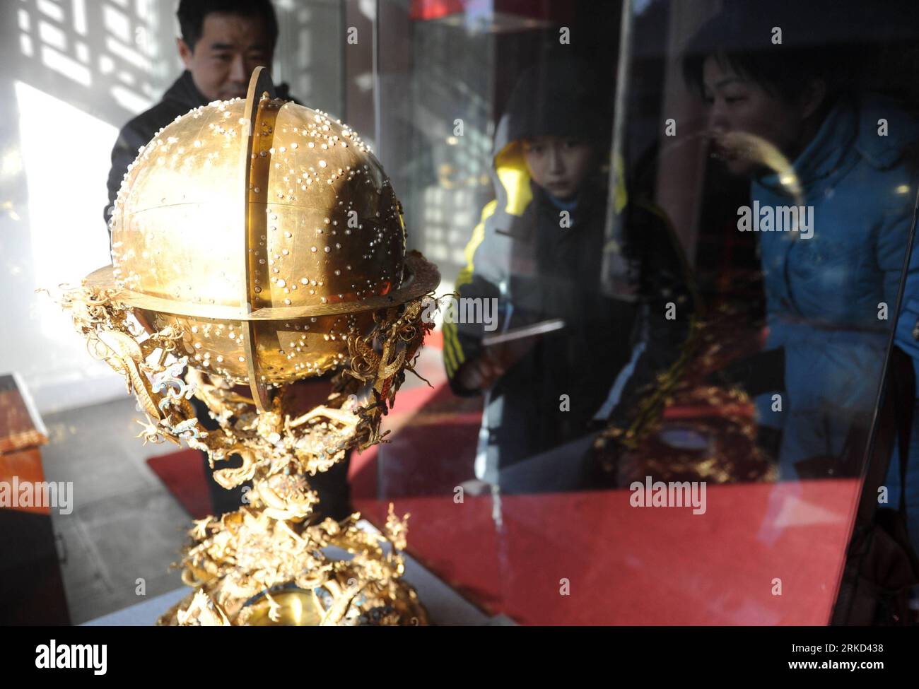 Bildnummer: 54858094  Datum: 26.01.2011  Copyright: imago/Xinhua (110127) -- BEIJING, Jan. 27, 2011 (Xinhua) -- Tourists view a gold celestial globe in China s Palace Museum in Beijing, capital of China, Jan. 26, 2011. China s Palace Museum, located inside the Forbidden City, announced on Wednesday that a seven-year inventory, which began in 2004, reveals the museum s collection includes 1,807,558 objects, providing the first accurate appraisal of the size of the museum s collection. (Xinhua/Jin Liangkuai) (ly) CHINA-BEIJING-PALACE MUSEUM-COLLECTION-APPRAISAL (CN) PUBLICATIONxNOTxINxCHN Reisen Stock Photo