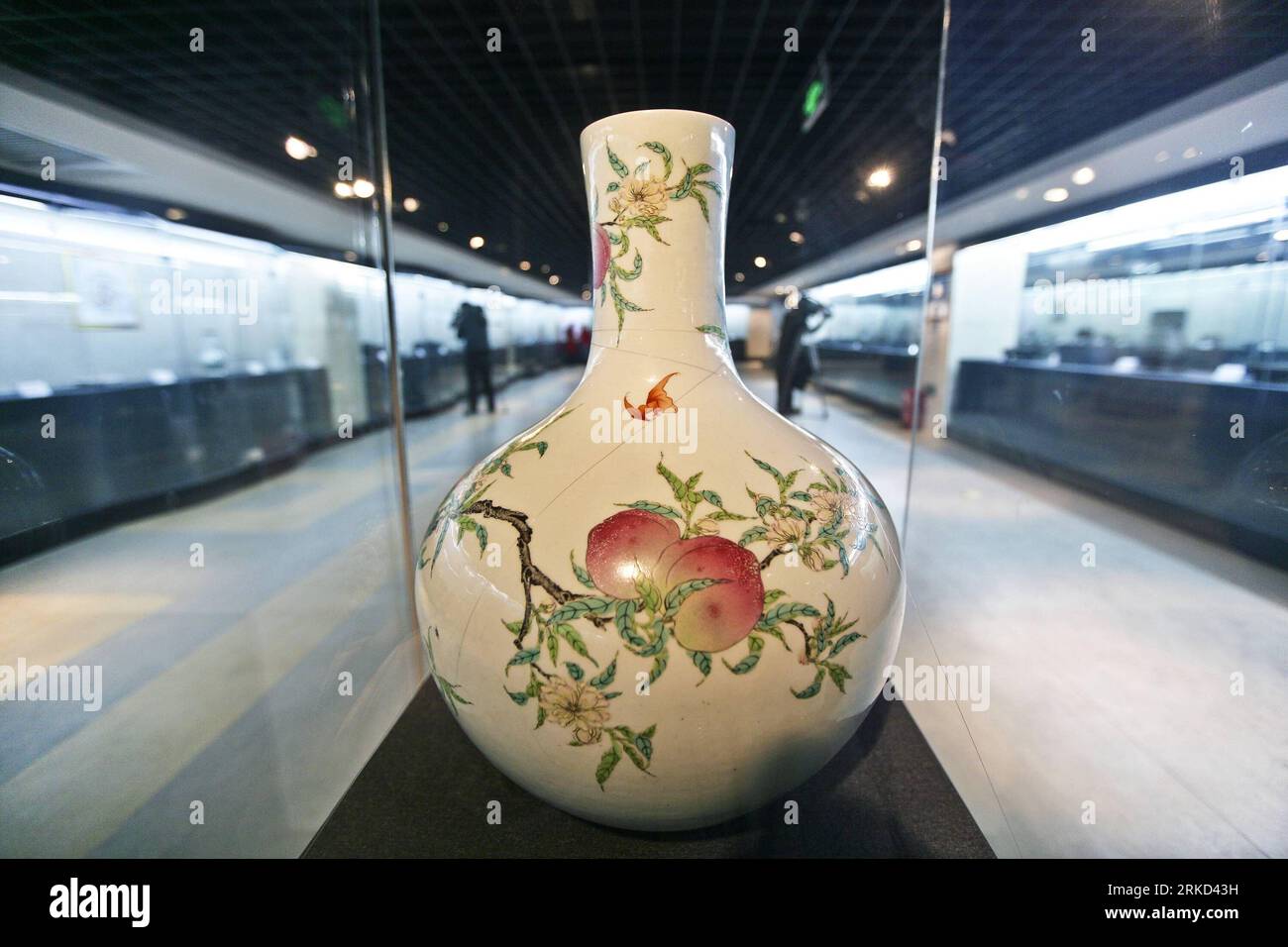 Bildnummer: 54858097  Datum: 20.01.2011  Copyright: imago/Xinhua (110127) -- BEIJING, Jan. 27, 2011 (Xinhua) -- A famille-rose vase from China s Palace Museum is displayed in Art Treasures Museum of the Chinese Nation in Beijing, capital of China. China s Palace Museum, located inside the Forbidden City, announced on Wednesday that a seven-year inventory, which began in 2004, reveals the museum s collection includes 1,807,558 objects, providing the first accurate appraisal of the size of the museum s collection. (Xinhua/Zhang Chuandong) (ly) CHINA-BEIJING-PALACE MUSEUM-COLLECTION-APPRAISAL (CN Stock Photo