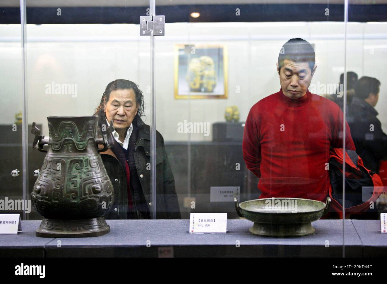 Bildnummer: 54858093  Datum: 20.01.2011  Copyright: imago/Xinhua (110127) -- BEIJING, Jan. 27, 2011 (Xinhua) -- Tourists view artworks from China s Palace Museum in Art Treasures Museum of the Chinese Nation in Beijing, capital of China, Jan. 20, 2011. China s Palace Museum, located inside the Forbidden City, announced on Wednesday that a seven-year inventory, which began in 2004, reveals the museum s collection includes 1,807,558 objects, providing the first accurate appraisal of the size of the museum s collection. (Xinhua/Zhang Chuandong) (ly) CHINA-BEIJING-PALACE MUSEUM-COLLECTION-APPRAISA Stock Photo