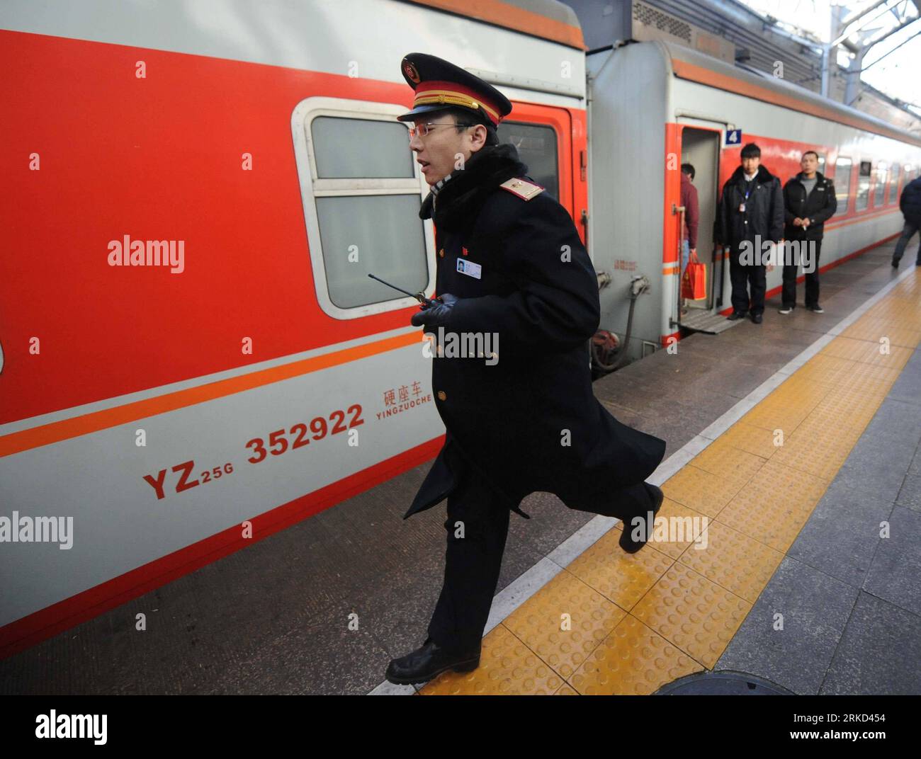 Bildnummer: 54858414  Datum: 27.01.2011  Copyright: imago/Xinhua (110127) -- BEIJING, Jan. 27, 2011 (Xinhua) -- Wang Le, a staff member of Beijing West Railway Station, runs on a deck at the station in Beijing, capital of China, Jan. 25, 2011. Since China s 40-day period of Spring festival travel rush began on Jan. 19, all of the station s staff members have extended their labor time to more than 10 hours a day to ensure trains setting off and arriving on time with their passengers. The nationwide railway system transported 35, 886, 000 passengers from Jan. 19 to Jan. 26, according to railway Stock Photo