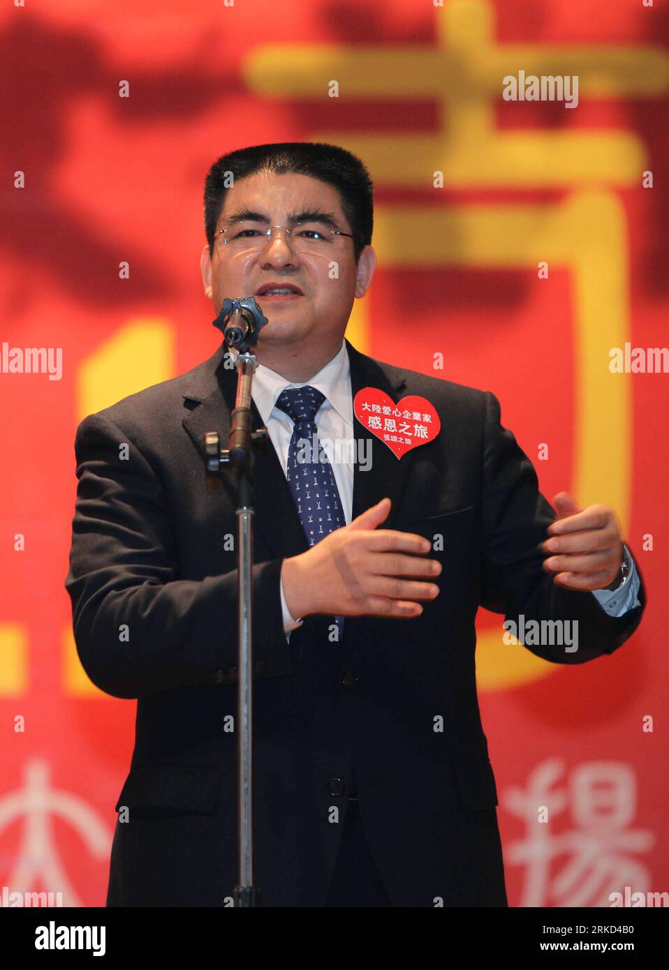 Bildnummer: 54858788 Datum: 27.01.2011 Copyright: imago/Xinhua TAIPEI, Jan.  27, 2011 (Xinhua) -- Chen Guangbiao speaks as his charity trip starts in  Hsinchu, southeast China s Taiwan, Jan. 27, 2011. The Chinese mainland