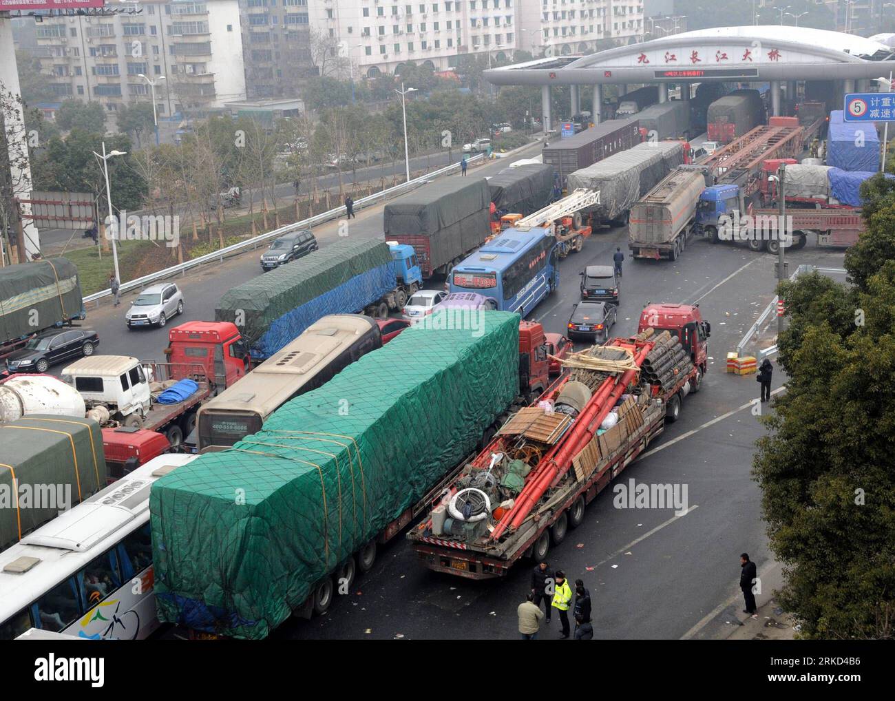 Bildnummer: 54858782  Datum: 27.01.2011  Copyright: imago/Xinhua (110127) -- JIUJIANG, Jan. 27, 2011 (Xinhua) -- Vehicles jam near a toll station of Jiujiang Yangtze River Bridge in Jiujiang, east China s Jiangxi Province, Jan. 27, 2011. Several traffic accidents occured in Xiaochikou Township of central China s Hubei Province, causing a 20-hour traffic jam of Jiujiang Yangtze River Bridge and Changjiu section of Fuzhou to Yinchuan expressway. (Xinhua) (mcg) CHINA-JIANGXI-JIUJIANG-YANGTZE RIVER BRIDGE-TRAFFIC JAM (CN) PUBLICATIONxNOTxINxCHN Gesellschaft Verkehr Strasse Mautstation Maut kbdig x Stock Photo