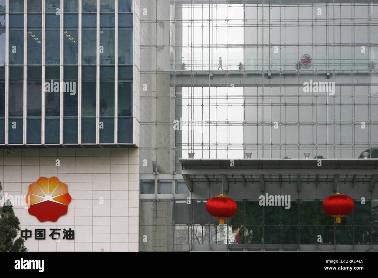 Bildnummer: 54858820  Datum: 27.01.2011  Copyright: imago/Xinhua BEIJING, Jan. 27, 2011 (Xinhua) -- Photo taken on Jan. 27, 2011 shows the headquarters of China National Petroleum Corporation (CNPC) in Beijing, capital of China. According to the 2010 PFC Energy 50 list issued on January 2011, ExxonMobil, with market capitalization of Dollar 368.7 billion, replaced CNPC as the world s largest listed energy firms. The latter s market value fell 14%, closing the year of 2010 in second place. (Xinhua/Cui Xinyu) (zgp) CHINA-BEIJING-PETROCHINA-2010 ENERGY 50-SECOND LARGEST (CN) PUBLICATIONxNOTxINxCH Stock Photo