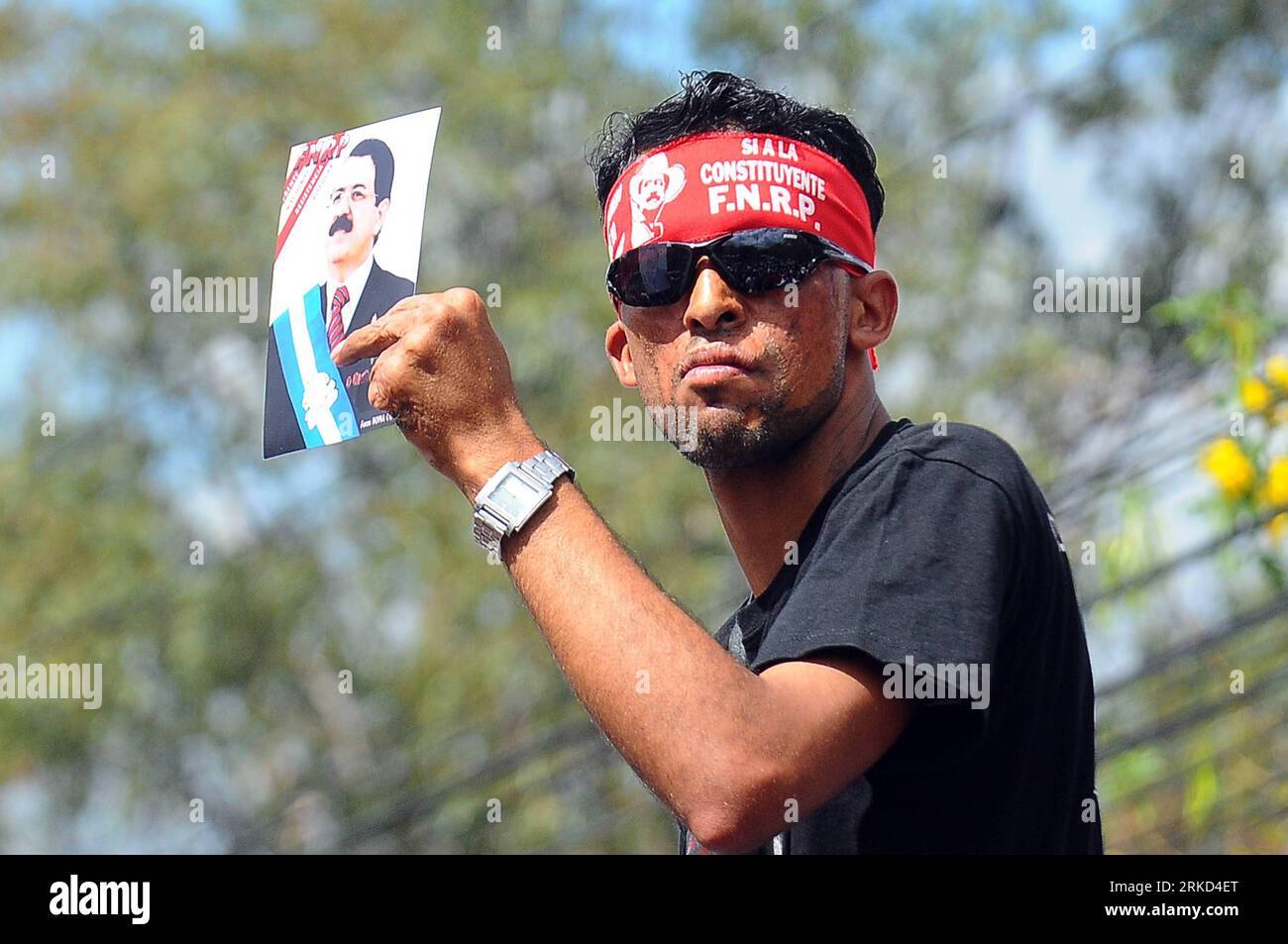 Bildnummer: 54859633  Datum: 27.01.2011  Copyright: imago/Xinhua (110127) -- TEGUCIGALPA, Jan. 27, 2011 (Xinhua) -- A member of the National Front of Popular Resistance (FNRP) holds a photo of deposed President Manuel Zelaya during a protest outside the Supreme Court of Justice, in Tegucigalpa, Honduras s capital, on Jan. 27, 2011. Protesters demand the elimination of legal barriers to enable the return of deposed President Manuel Zelaya to Honduras. (Xinhua/Jorge Pineda) HONDURAS-TEGUCIGALPA-PROTEST PUBLICATIONxNOTxINxCHN Politik Gesellschaft Demo Protest kbdig xub 2011 quer premiumd  o0 Gegn Stock Photo