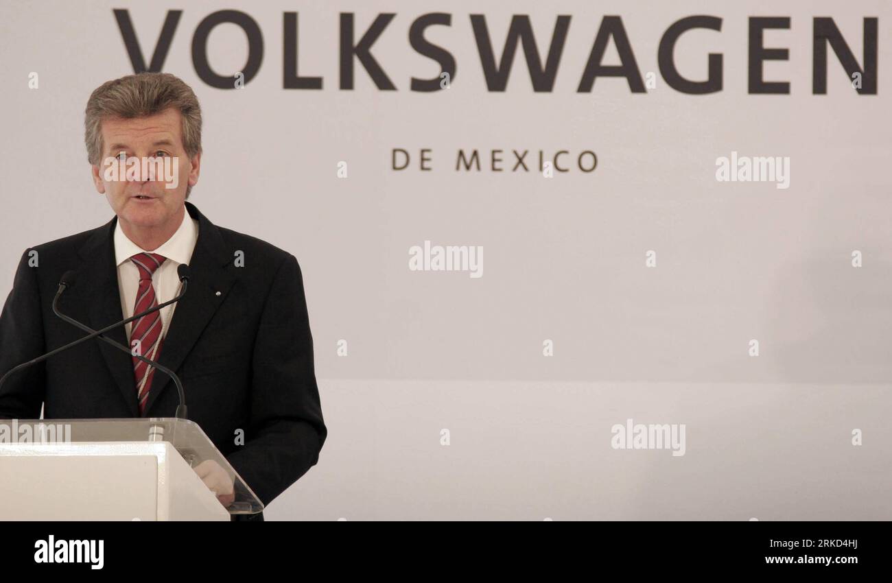 Bildnummer: 54859685  Datum: 27.01.2011  Copyright: imago/Xinhua (110128) -- SILAO, Jan. 28, 2011 (Xinhua) -- Otto Linder, Volkswagen Executive Council President in Mexico, speaks during the ceremony of placing of the new factory s first stone, in Silao, Guanajuato, Mexico, on Jan. 27, 2011. According to Volkswagen, the building of the Silao plant will cost 550 million U.S. dollars and will be opened in x2013x. It is designed to crank out a total of 330,000 engines a year and will bring around 700 jobs to the area. (Xinhua/Jose Murillo Medrano) (zf) MEXICO-SILAO-VOLKSWAGEN PUBLICATIONxNOTxINxC Stock Photo